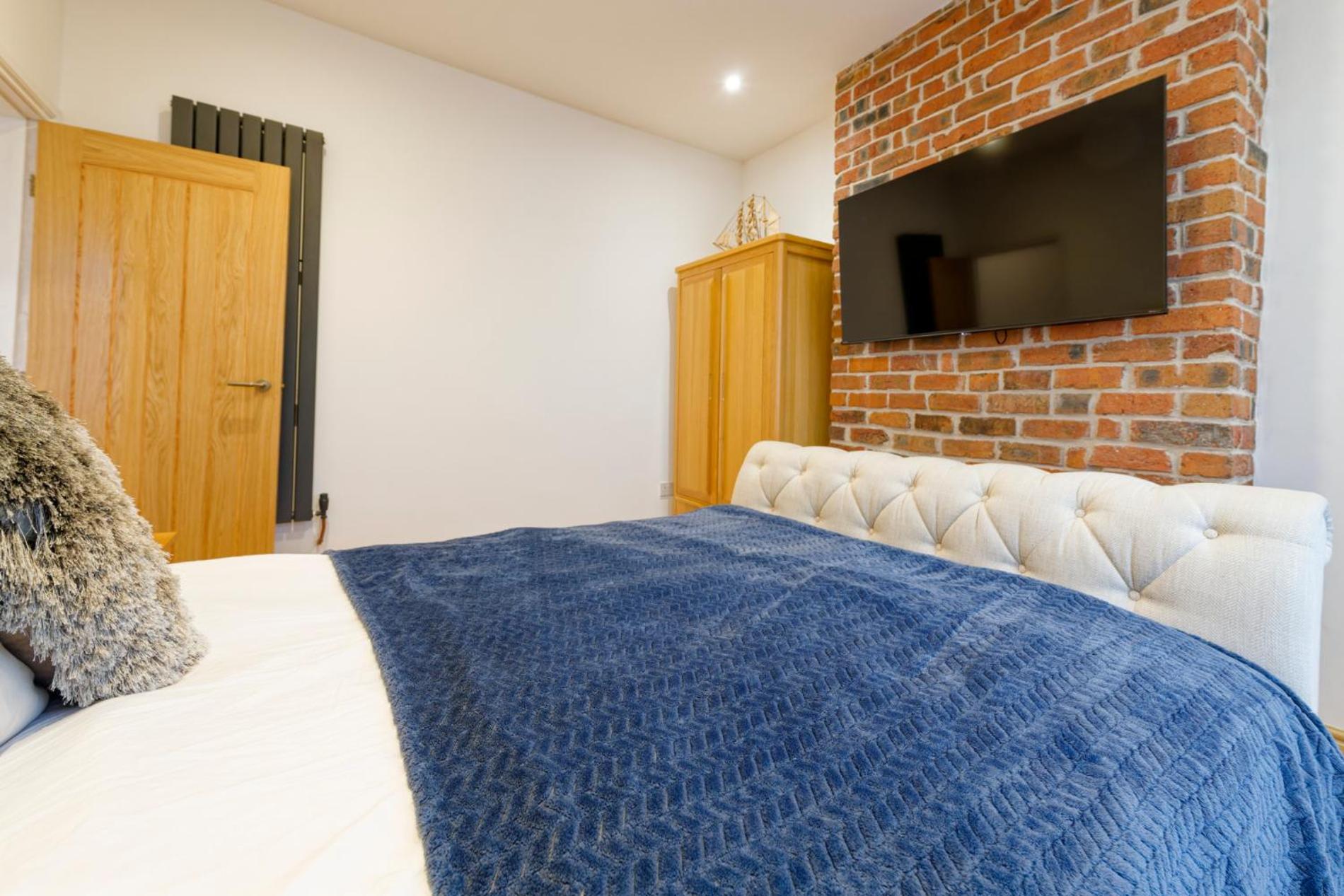 SidemerseyLivings - Step-Free 4BR Home, Ground Floor Bed & Bath, Private Gated Parking