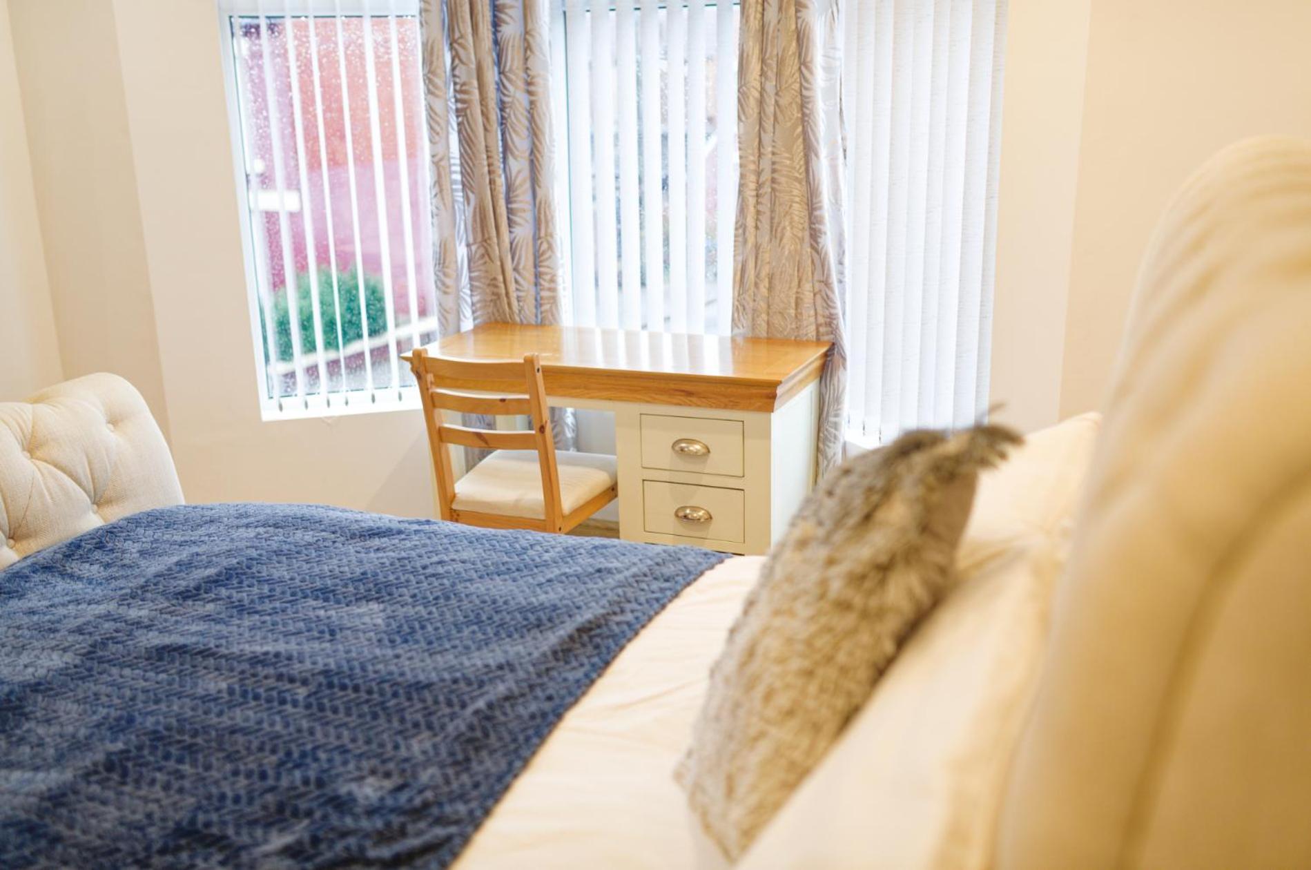 SidemerseyLivings - Step-Free 4BR Home, Ground Floor Bed & Bath, Private Gated Parking