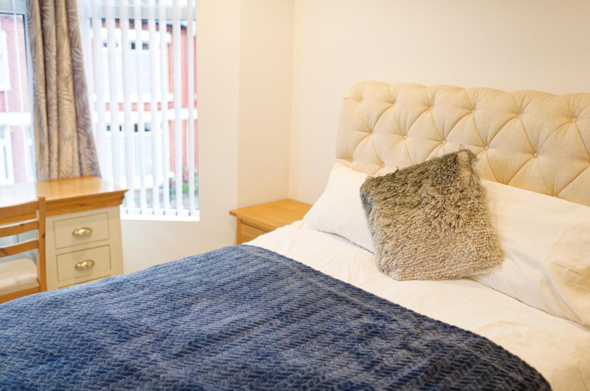 SidemerseyLivings - Step-Free 4BR Home, Ground Floor Bed & Bath, Private Gated Parking