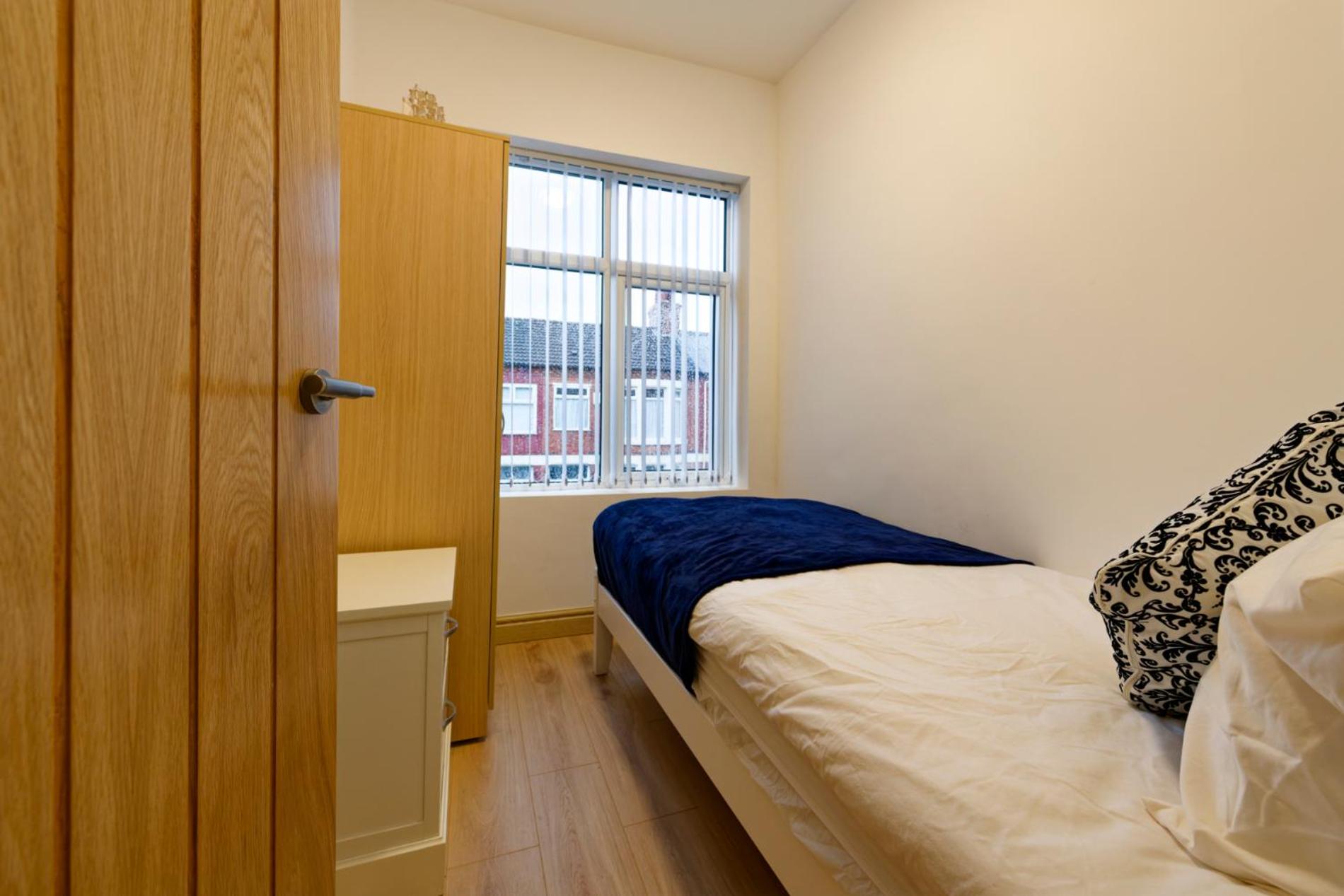 SidemerseyLivings - Step-Free 4BR Home, Ground Floor Bed & Bath, Private Gated Parking