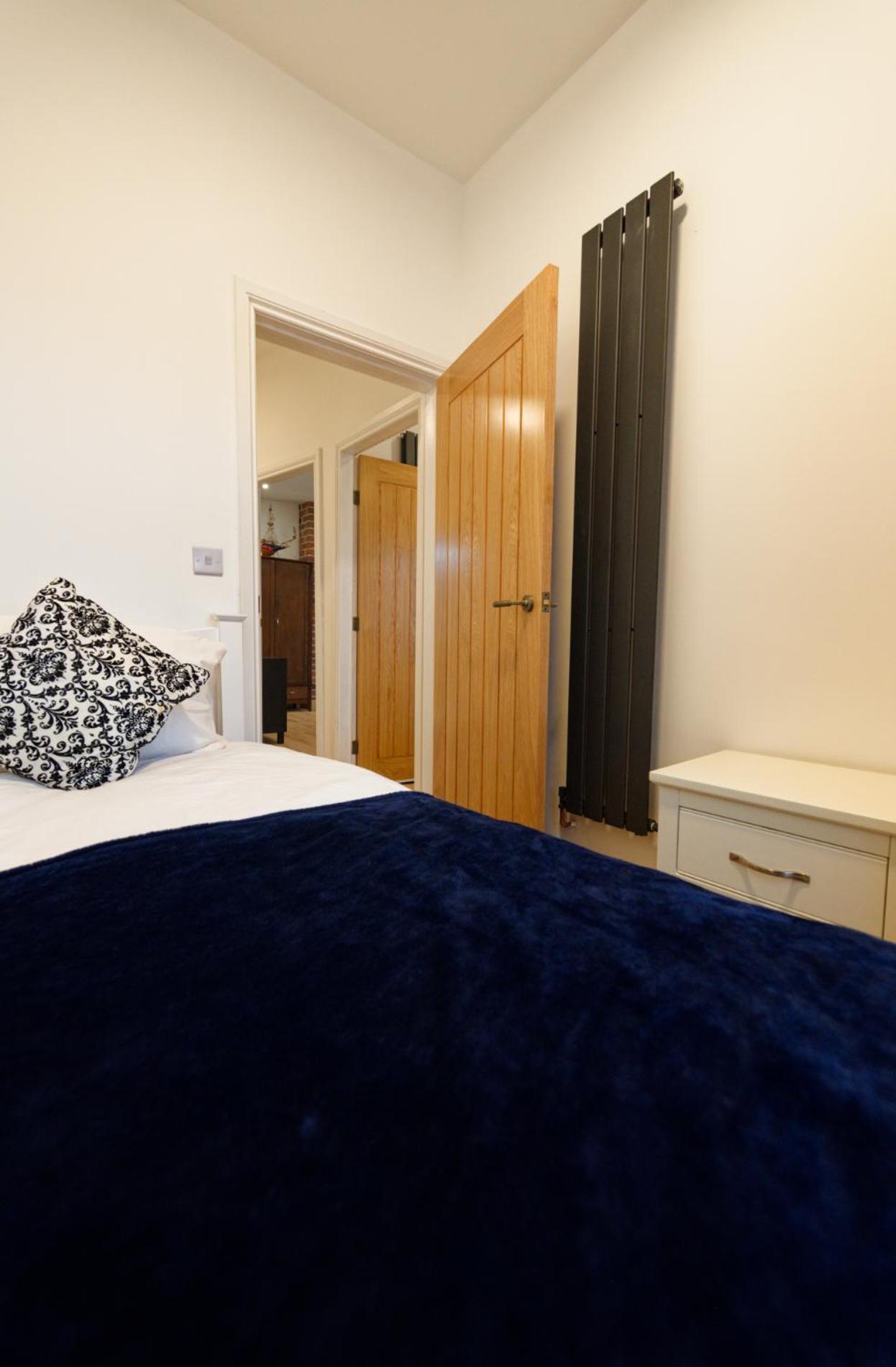 SidemerseyLivings - Step-Free 4BR Home, Ground Floor Bed & Bath, Private Gated Parking