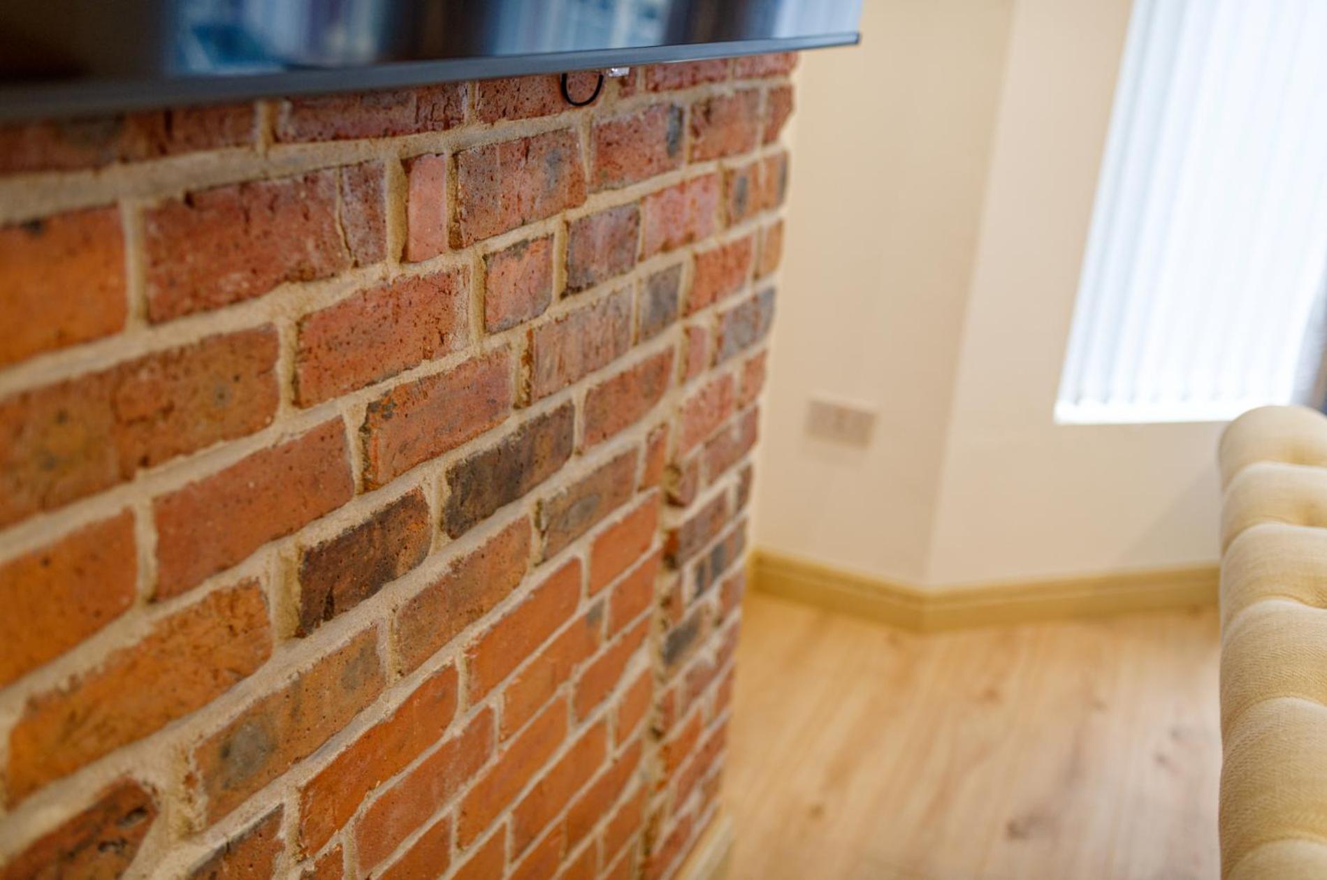 SidemerseyLivings - Step-Free 4BR Home, Ground Floor Bed & Bath, Private Gated Parking