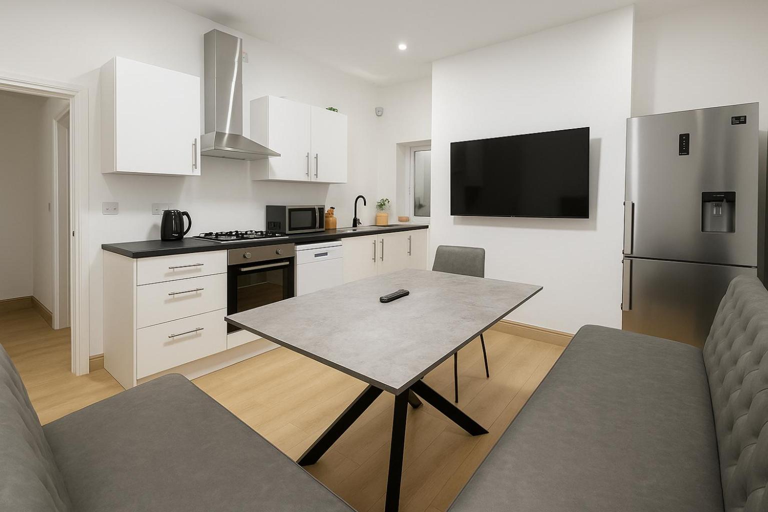 SidemerseyLivings - Step-Free 4BR Home, Ground Floor Bed & Bath, Private Gated Parking