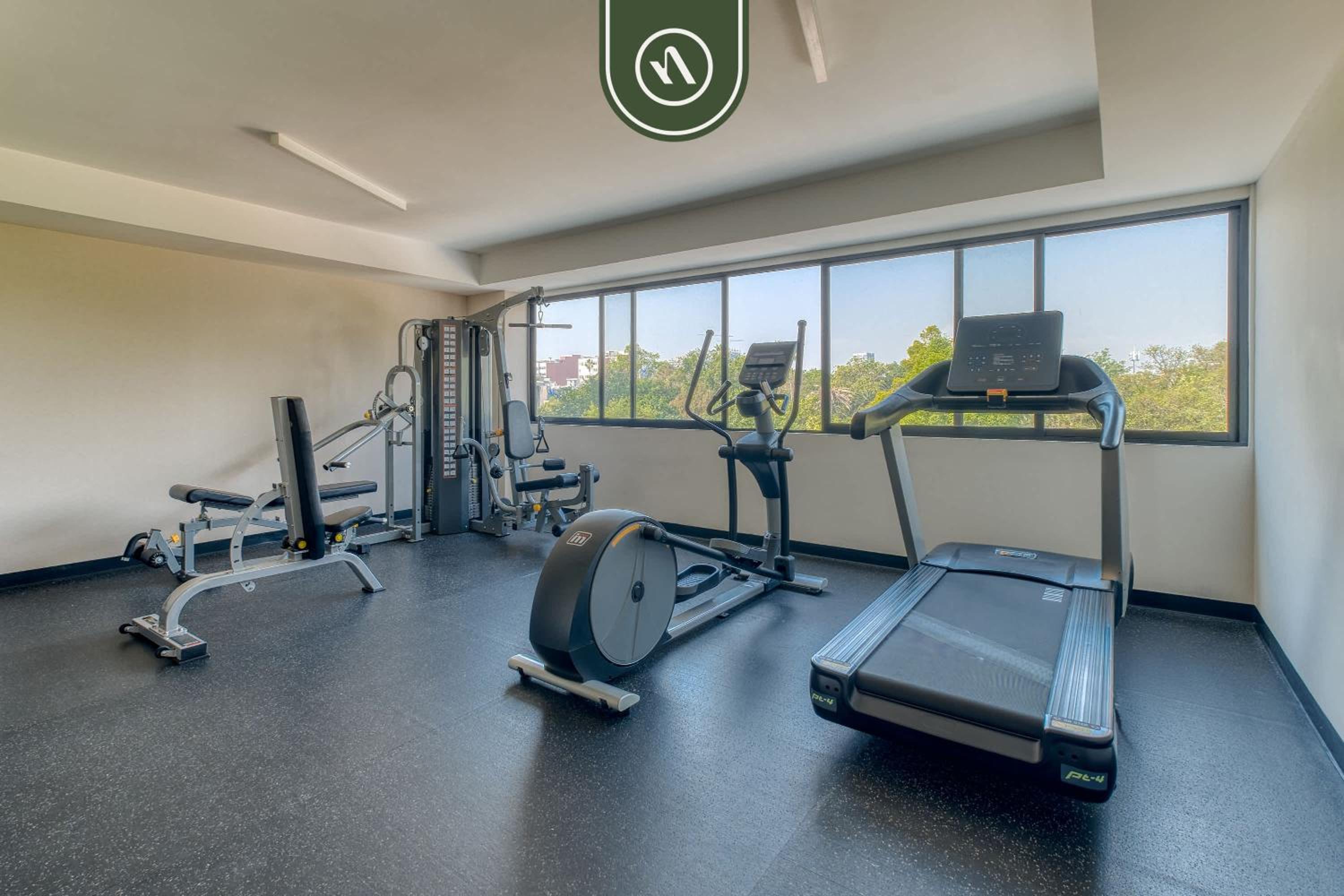 Luxury 2 BR Condo - Rooftop Pool with City View photo 3
