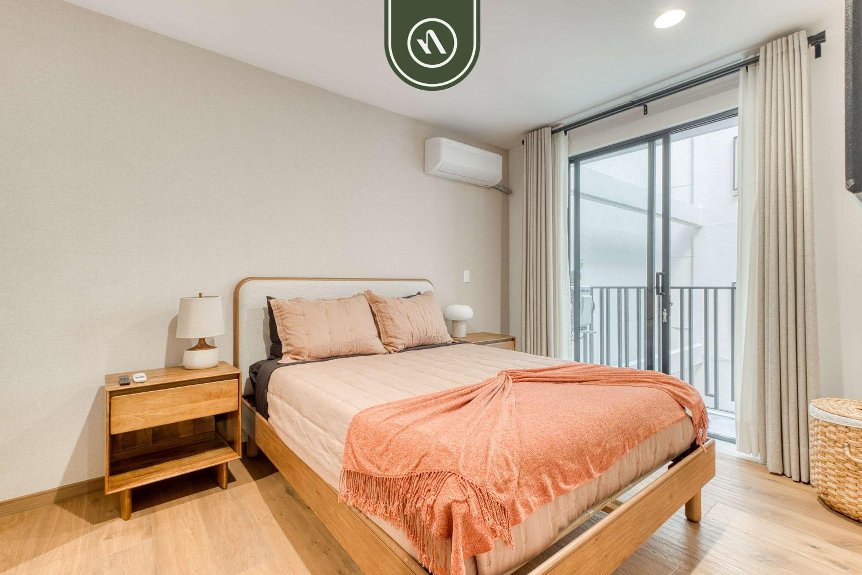 Luxury 2 BR Condo - Rooftop Pool with City View