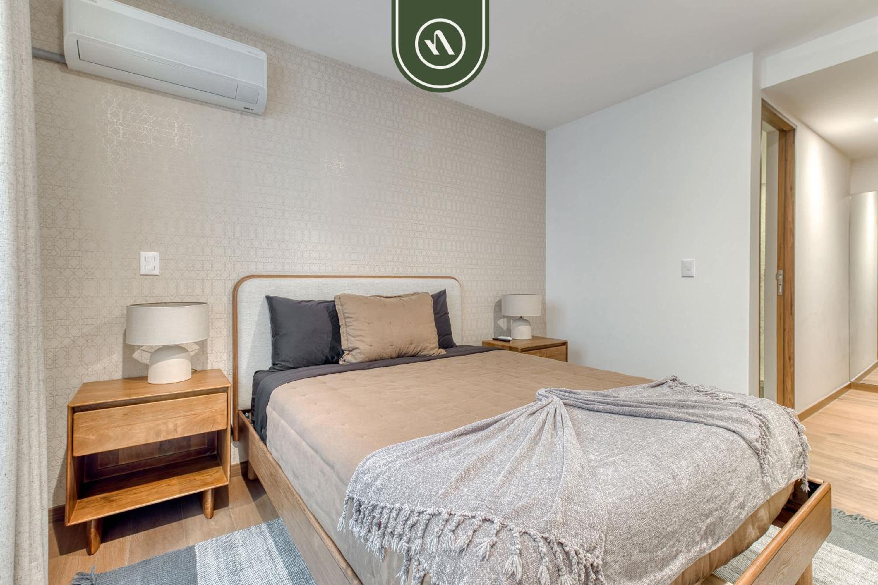 Luxury 2 BR Condo - Rooftop Pool with City View