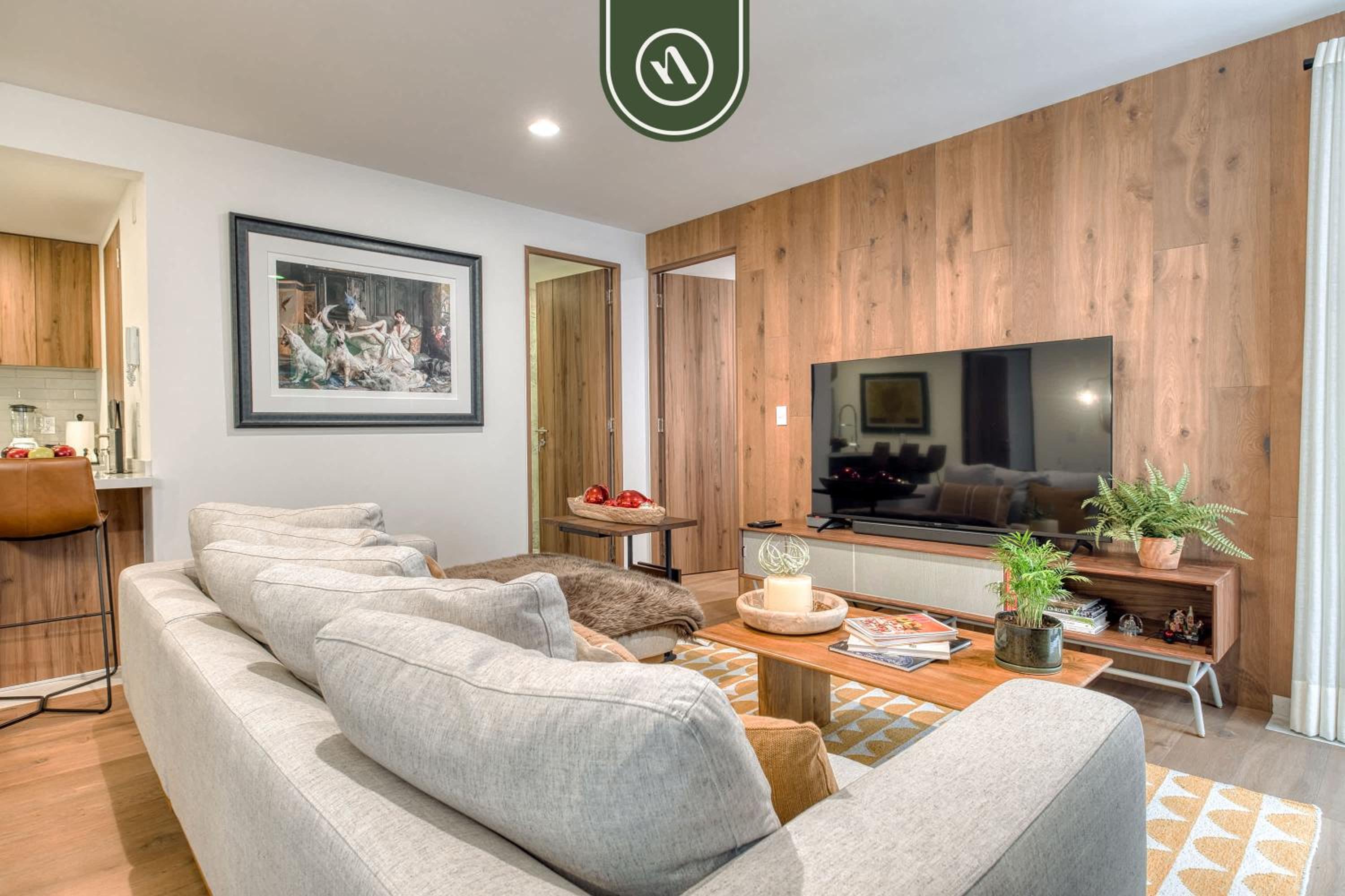 Luxury 2 BR Condo - Rooftop Pool with City View