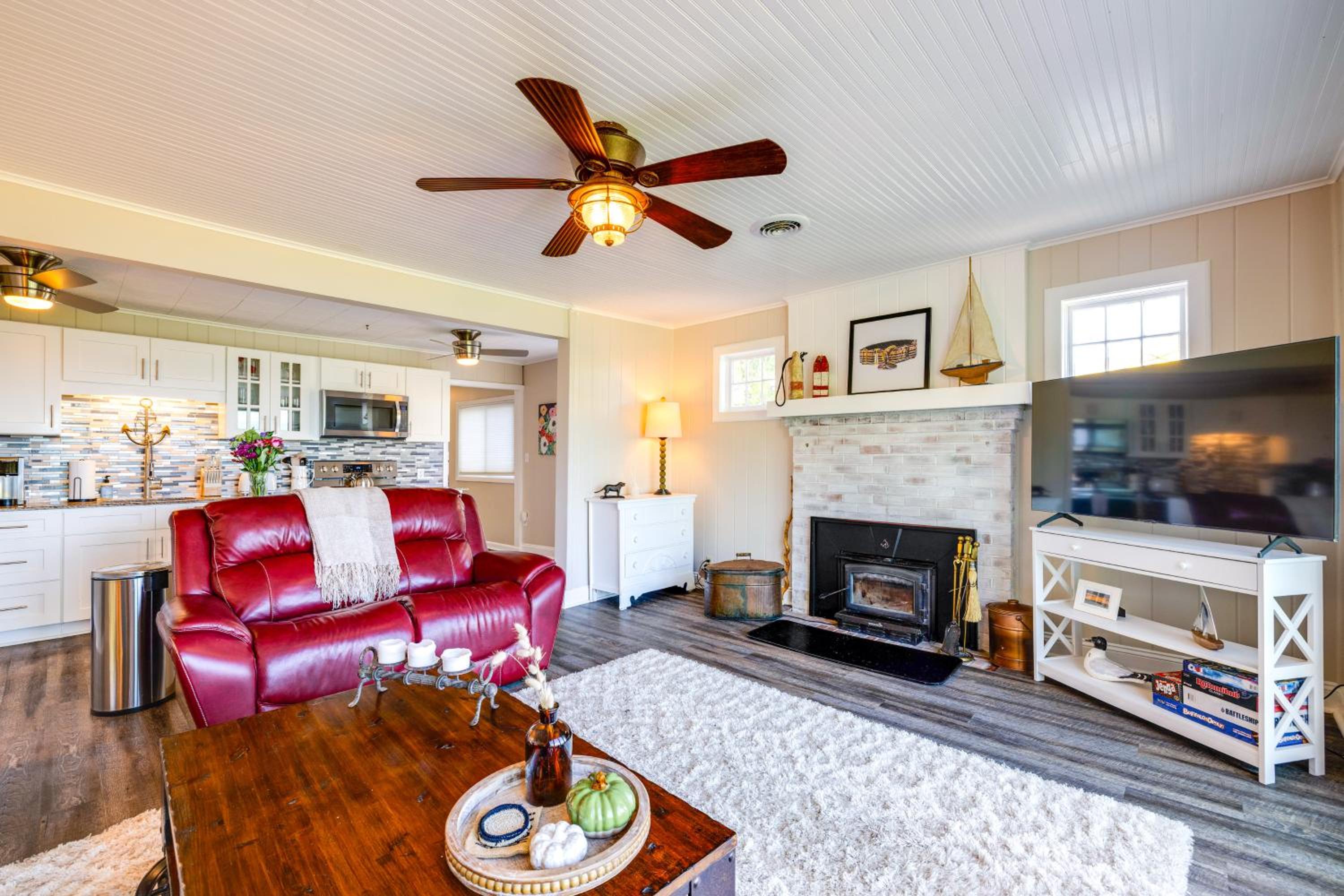 Wilson Waterfront Getaway Near Hikes and Wineries!