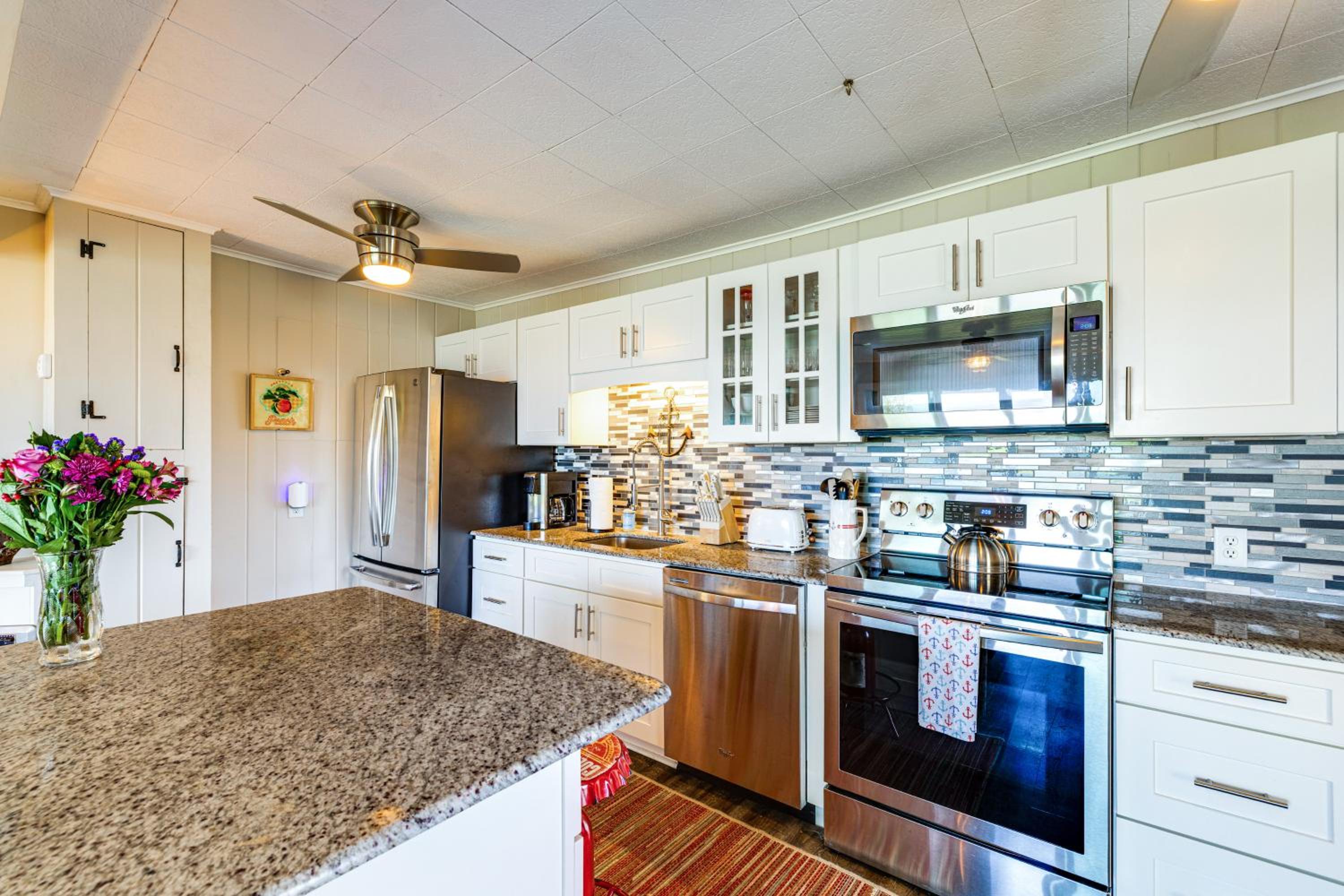 Wilson Waterfront Getaway Near Hikes and Wineries!