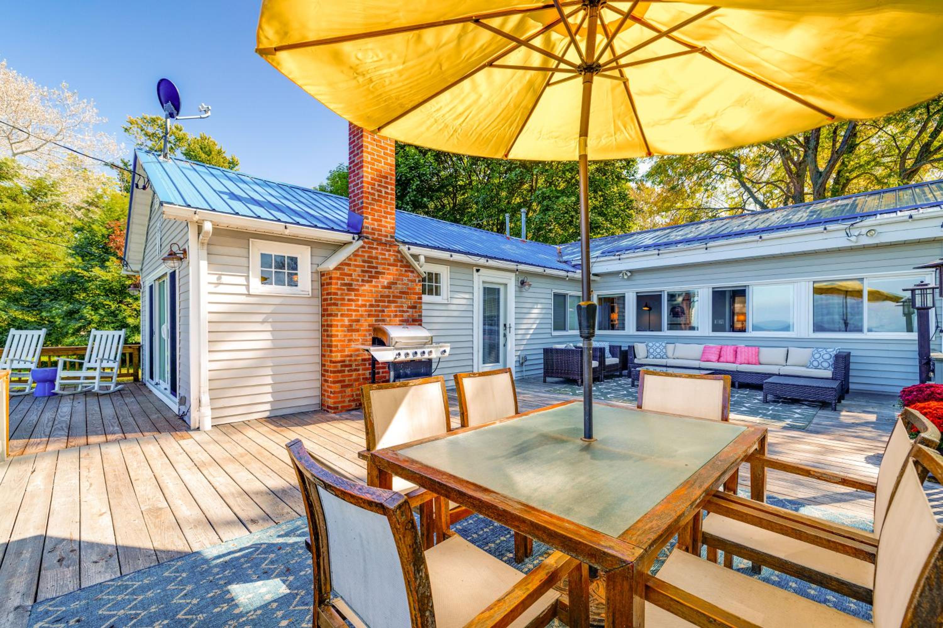 Wilson Waterfront Getaway Near Hikes and Wineries!