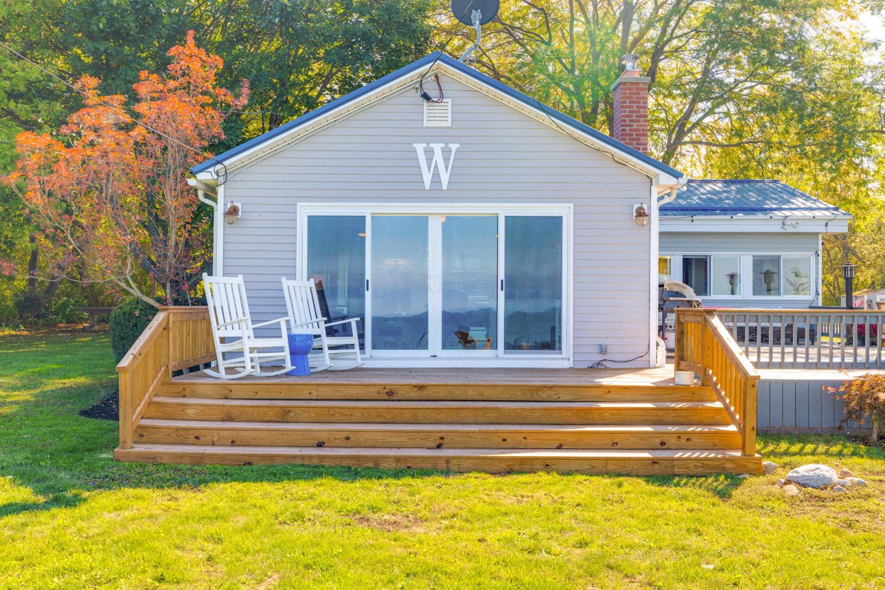 Wilson Waterfront Getaway Near Hikes and Wineries!