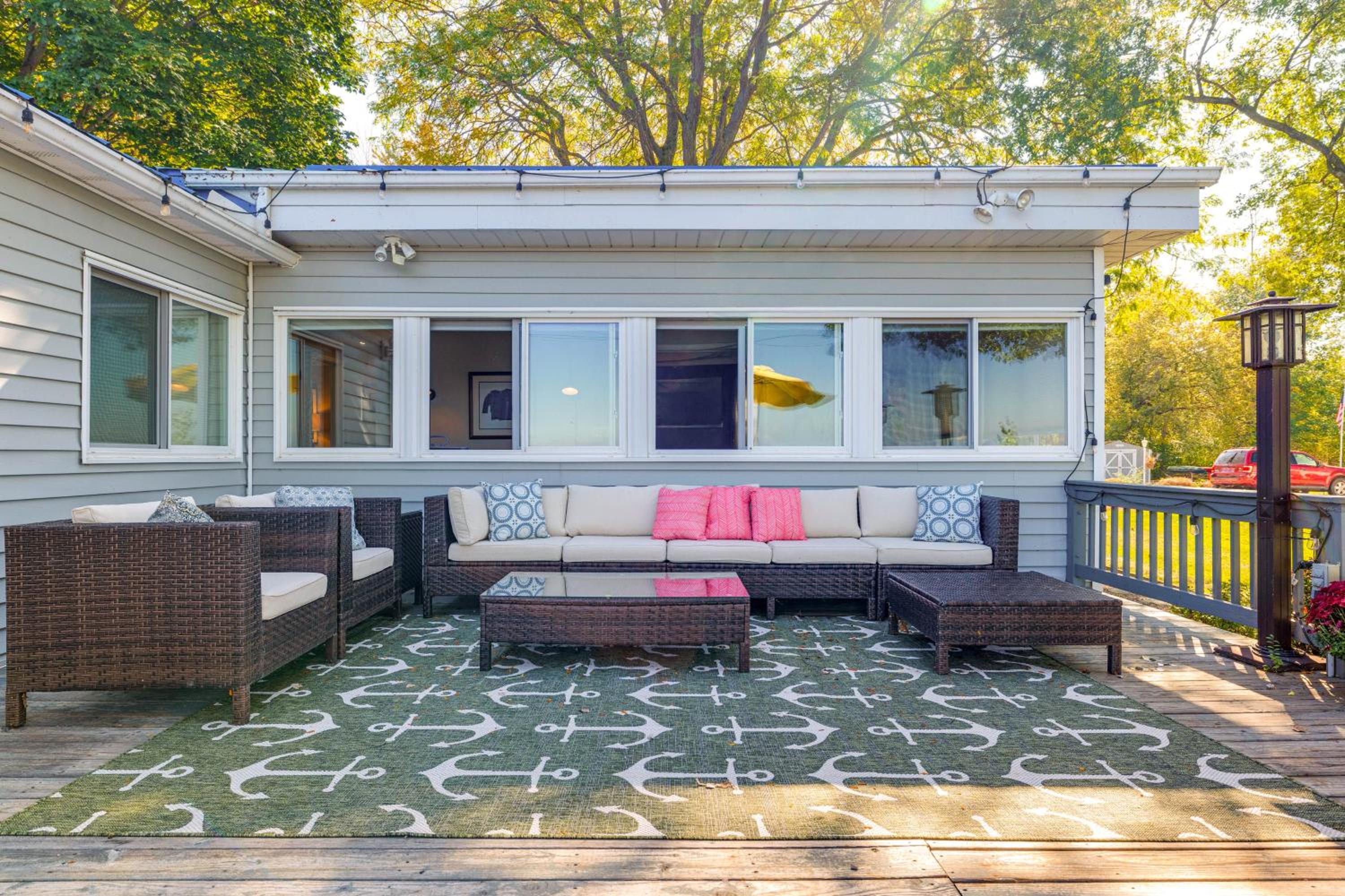 Wilson Waterfront Getaway Near Hikes and Wineries!