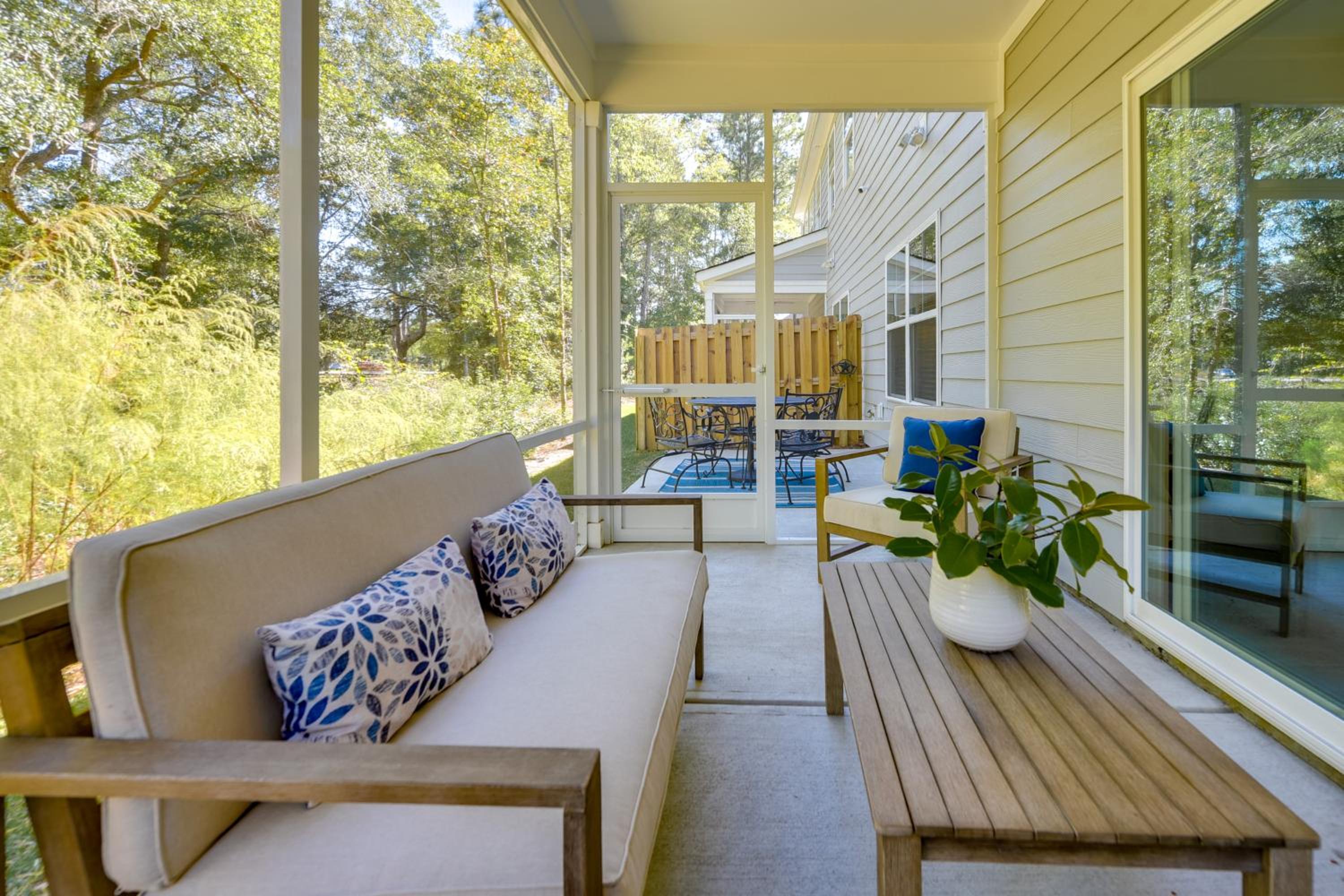 Townhome with Pool! 7 Mi to Ocean Isle Beach