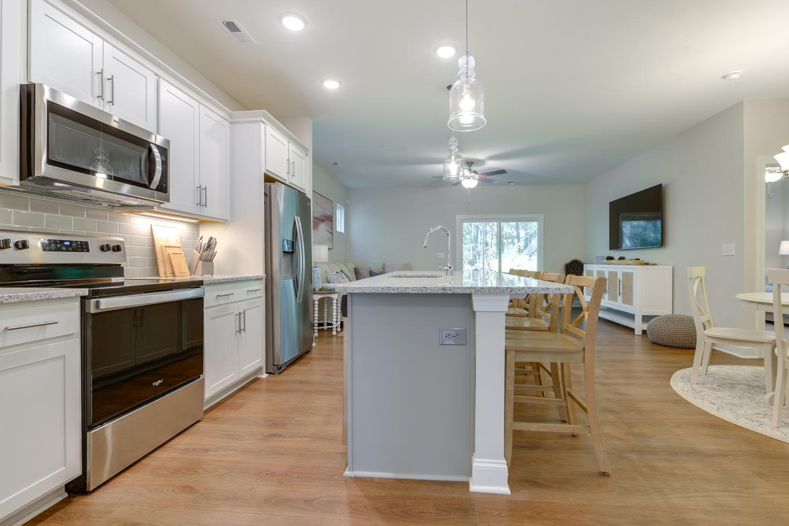 Townhome with Pool! 7 Mi to Ocean Isle Beach