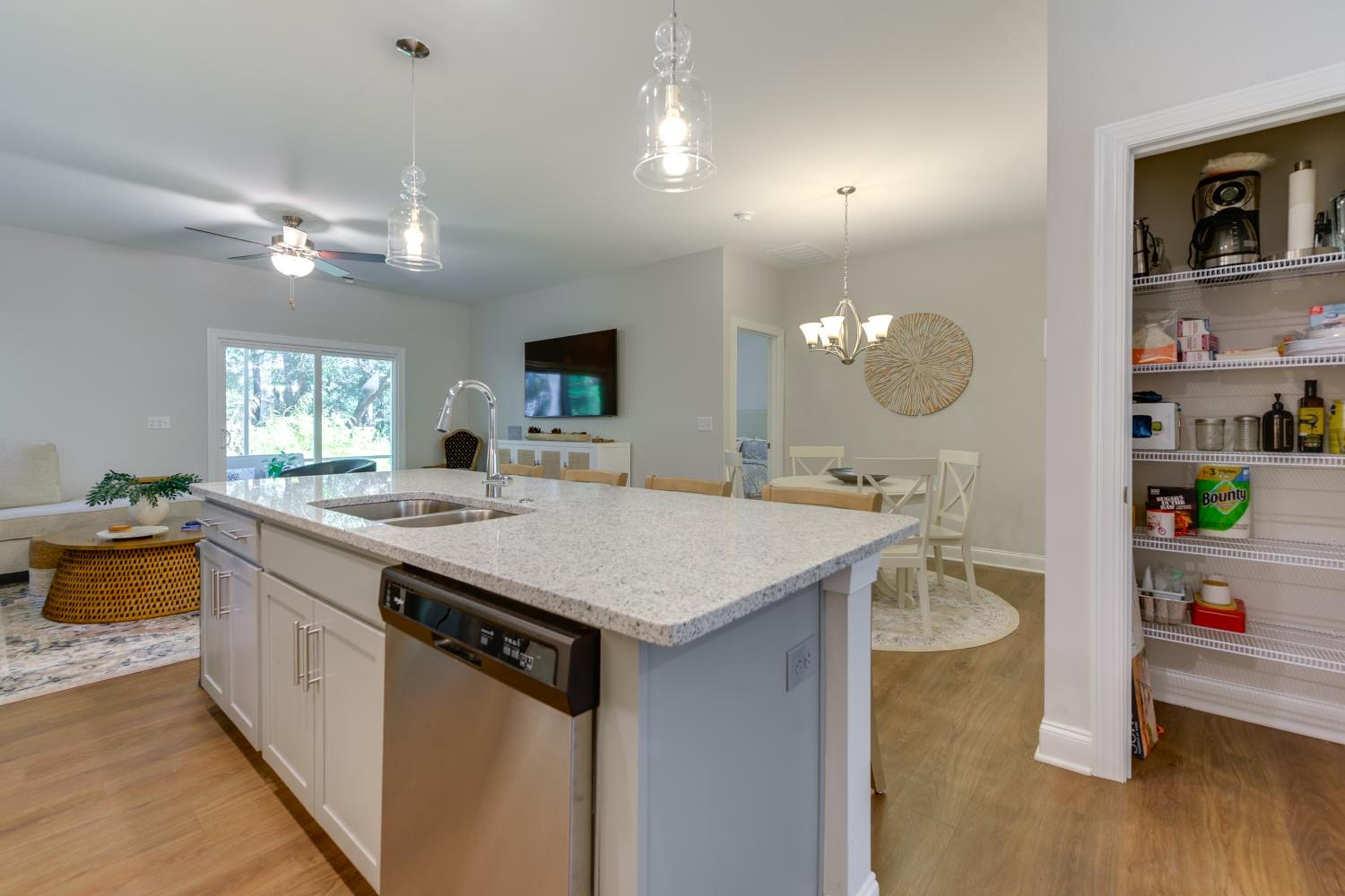 Townhome with Pool! 7 Mi to Ocean Isle Beach