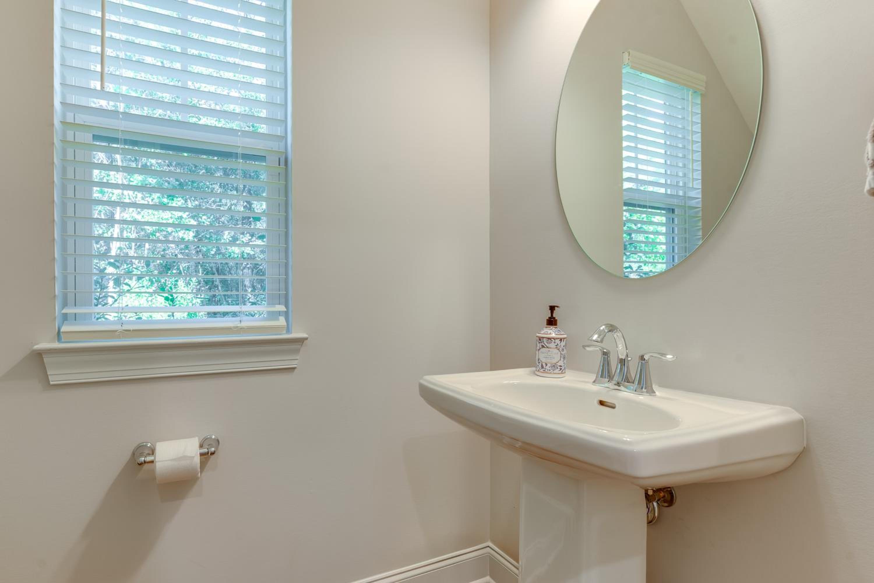 Townhome with Pool! 7 Mi to Ocean Isle Beach