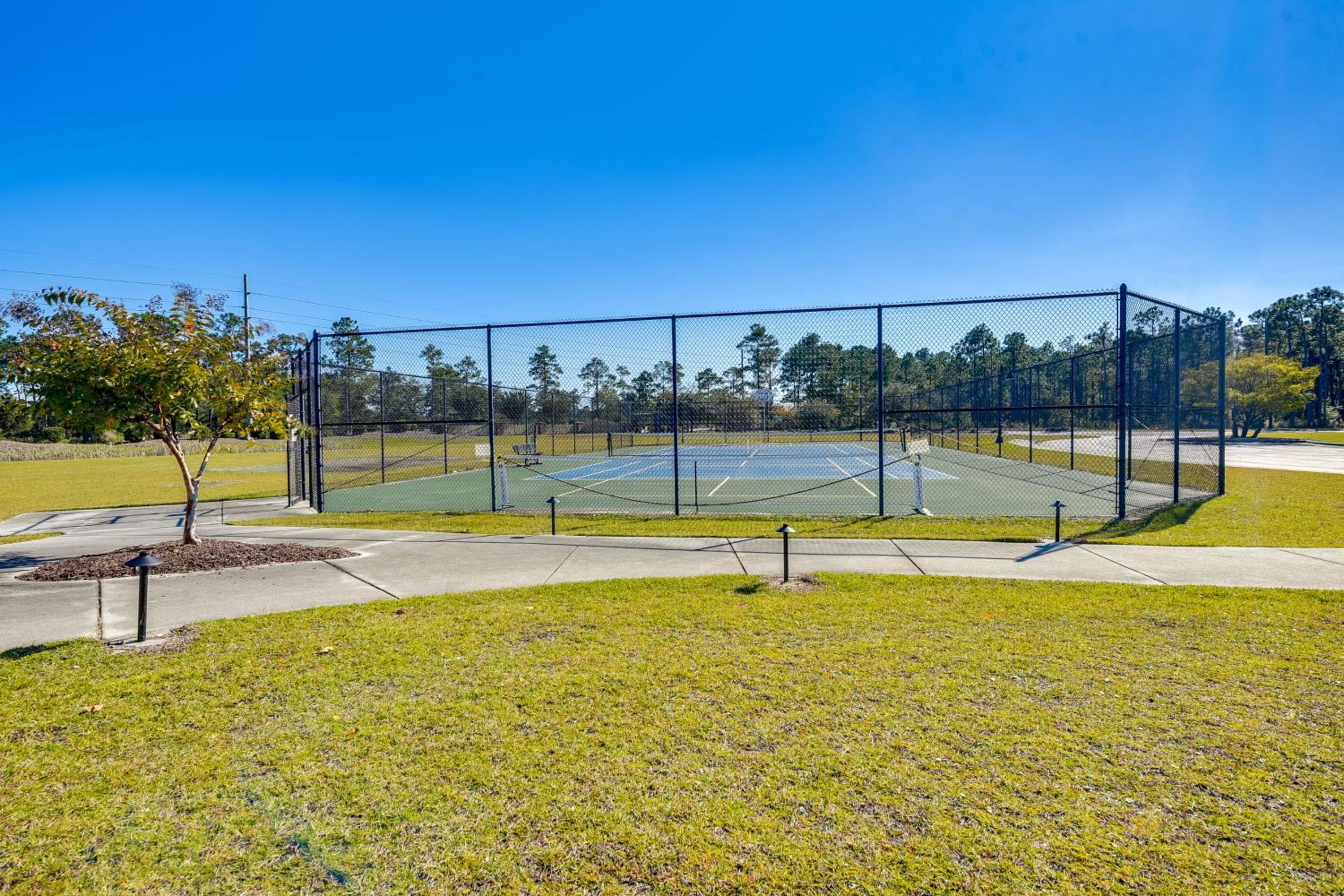 Townhome with Pool! 7 Mi to Ocean Isle Beach
