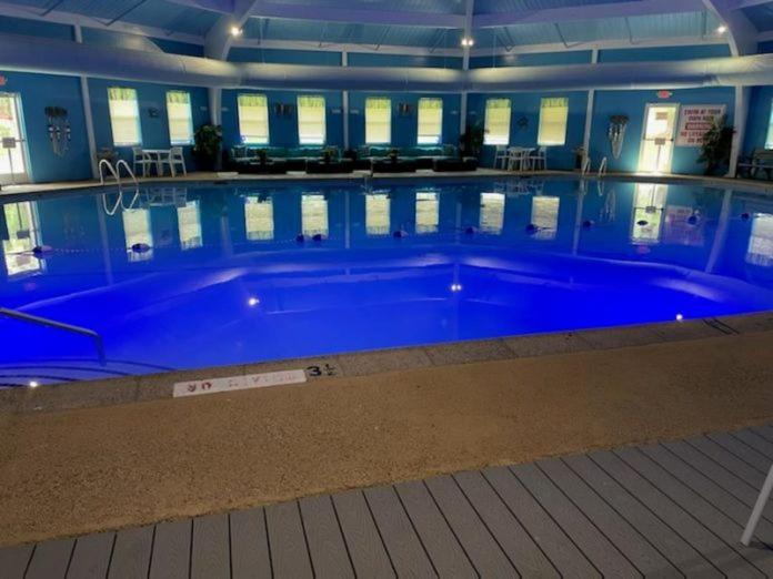 Stunning! Pocono Escape! HotTub Sauna Pool Ski Pet-Friendly Firepit Game Room Fireplace BBQ Lakes Tennis Fishing