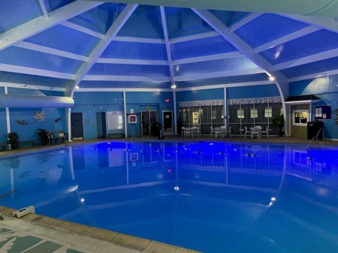Stunning! Pocono Escape! HotTub Sauna Pool Ski Pet-Friendly Firepit Game Room Fireplace BBQ Lakes Tennis Fishing