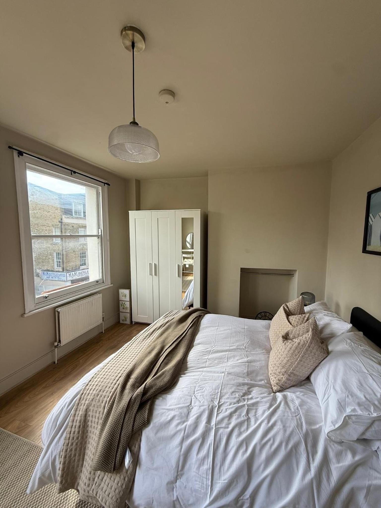 Stokey Skyline Retreat With Balcony