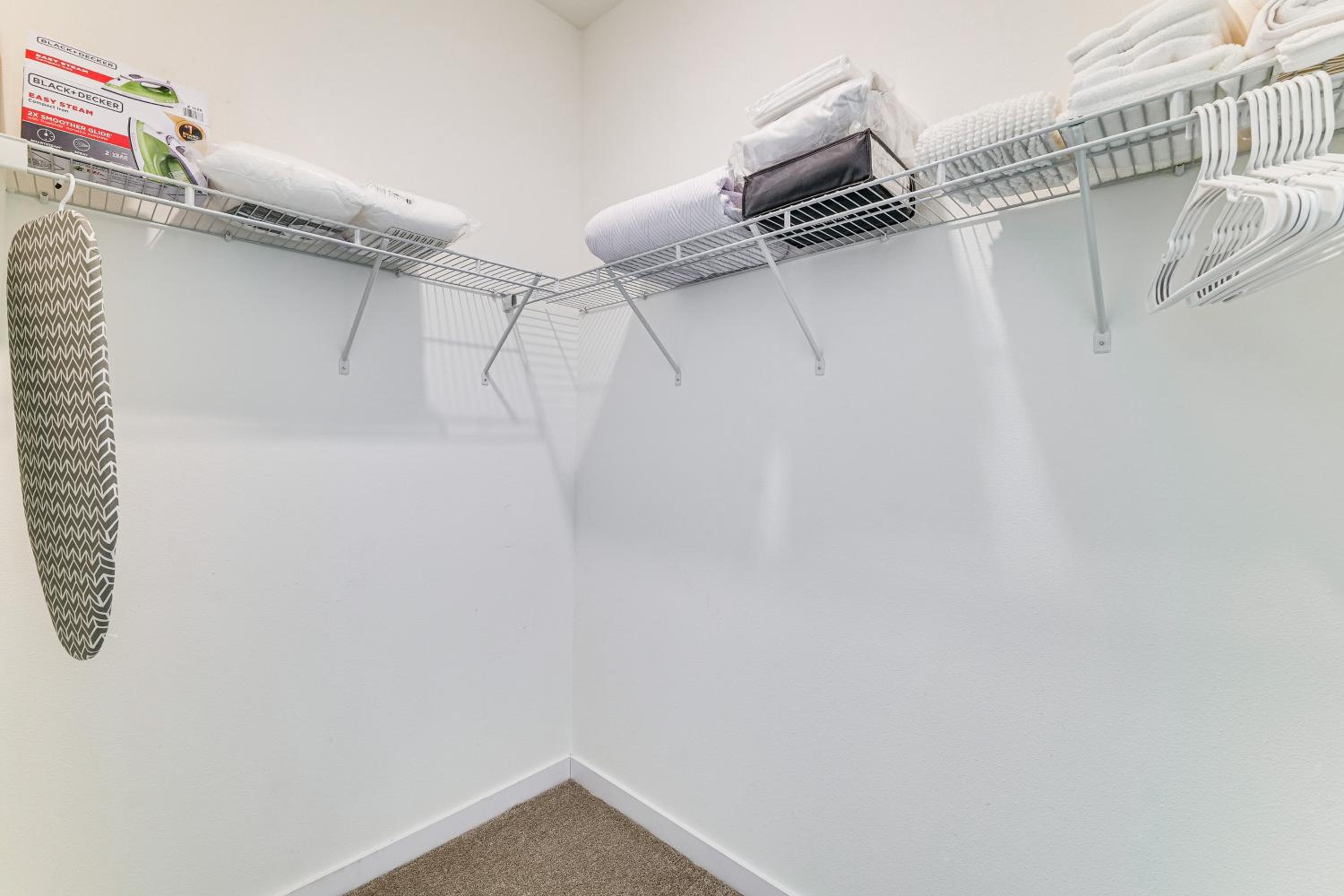 4 Mi to Disney! Pet-Friendly Home with Pool Access