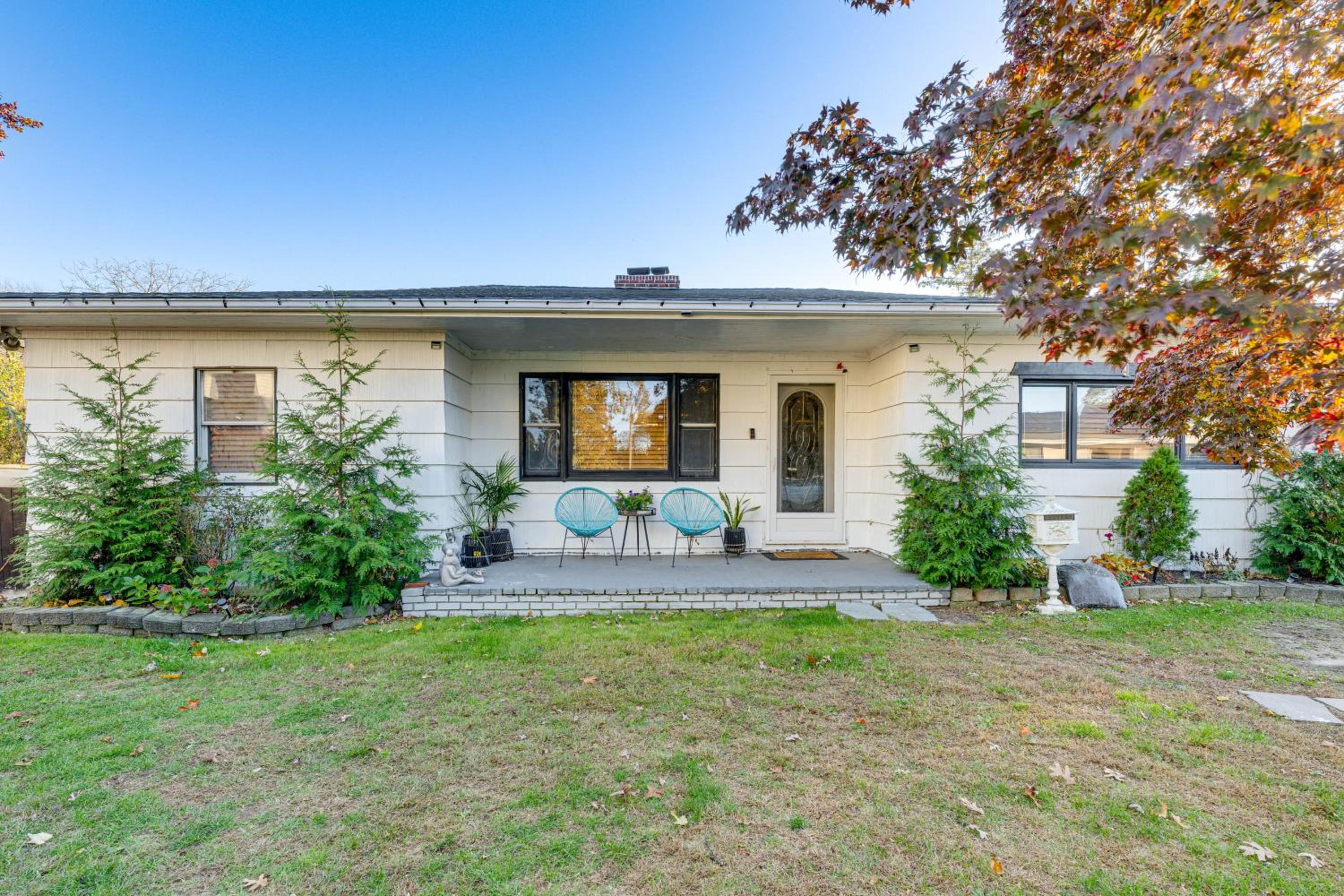 8 Mi to Jones Beach State Park! Cozy Home with Porch