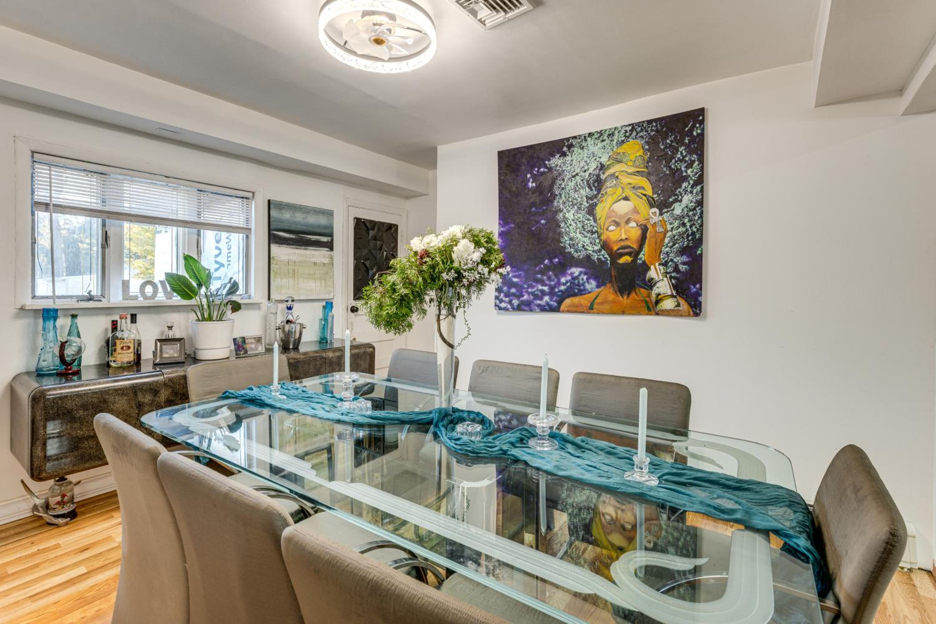8 Mi to Jones Beach State Park! Cozy Home with Porch