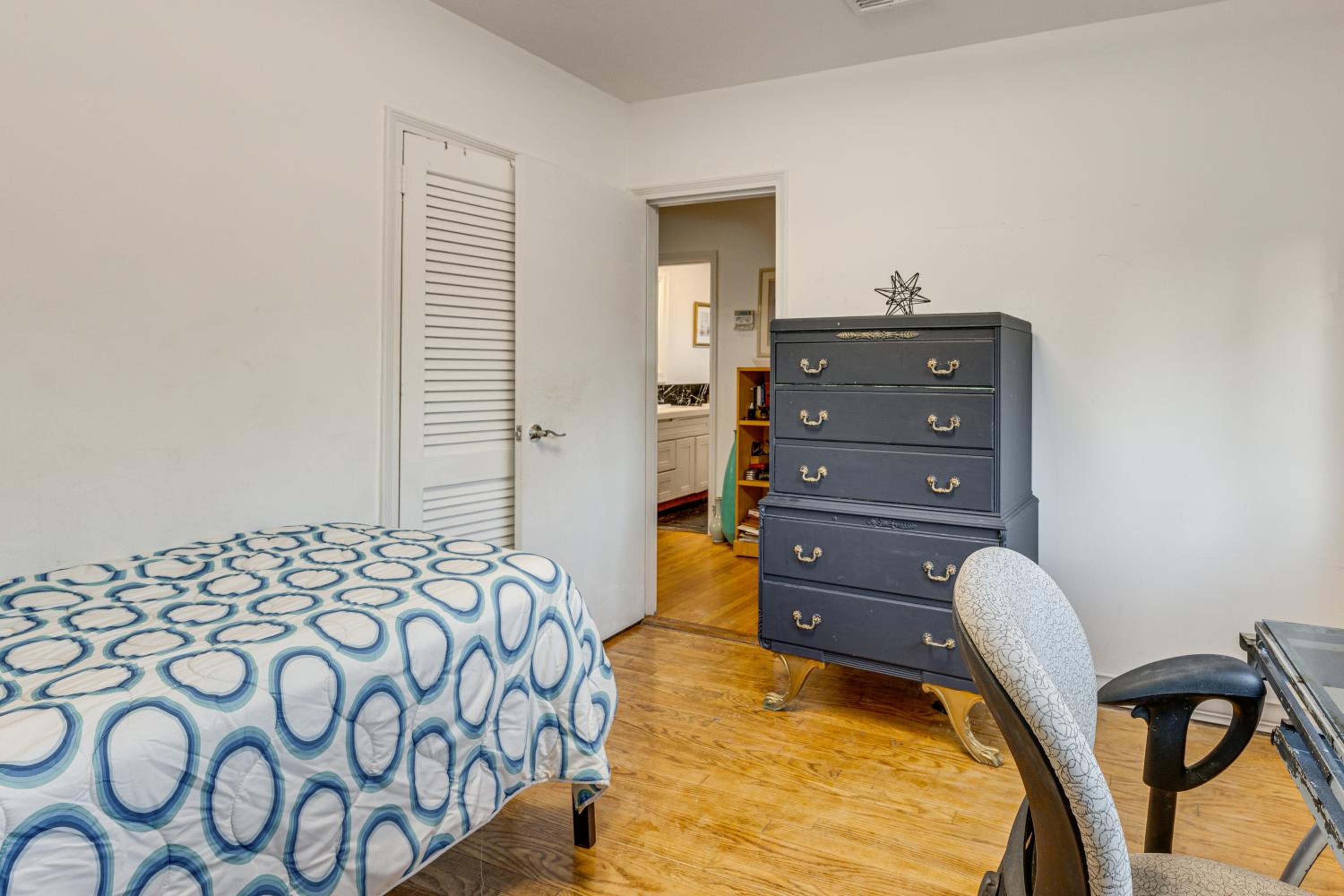 8 Mi to Jones Beach State Park! Cozy Home with Porch