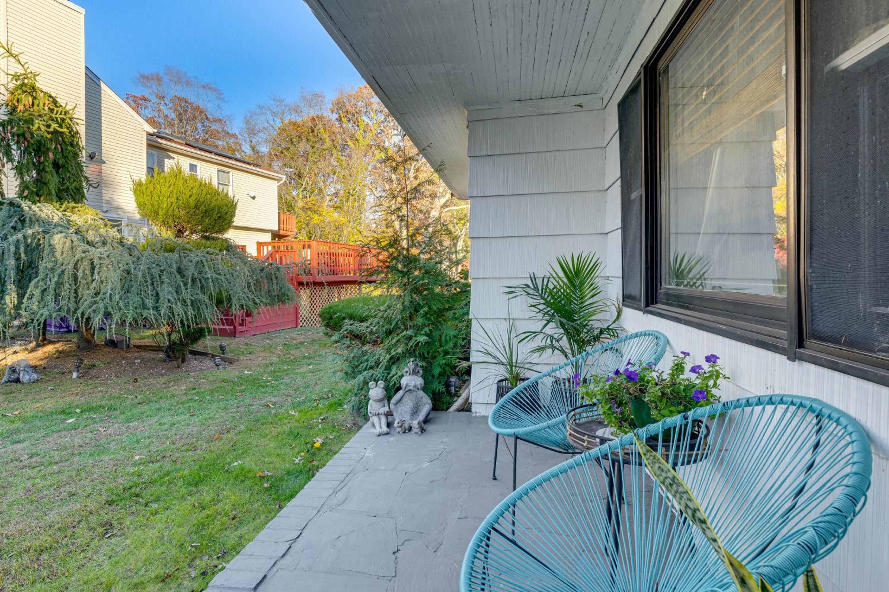 8 Mi to Jones Beach State Park! Cozy Home with Porch
