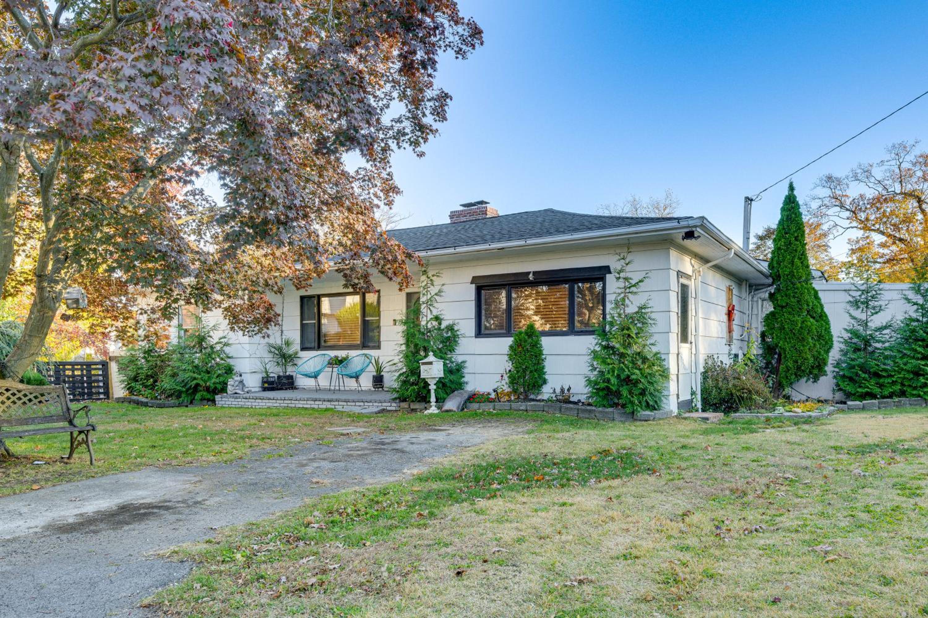 8 Mi to Jones Beach State Park! Cozy Home with Porch