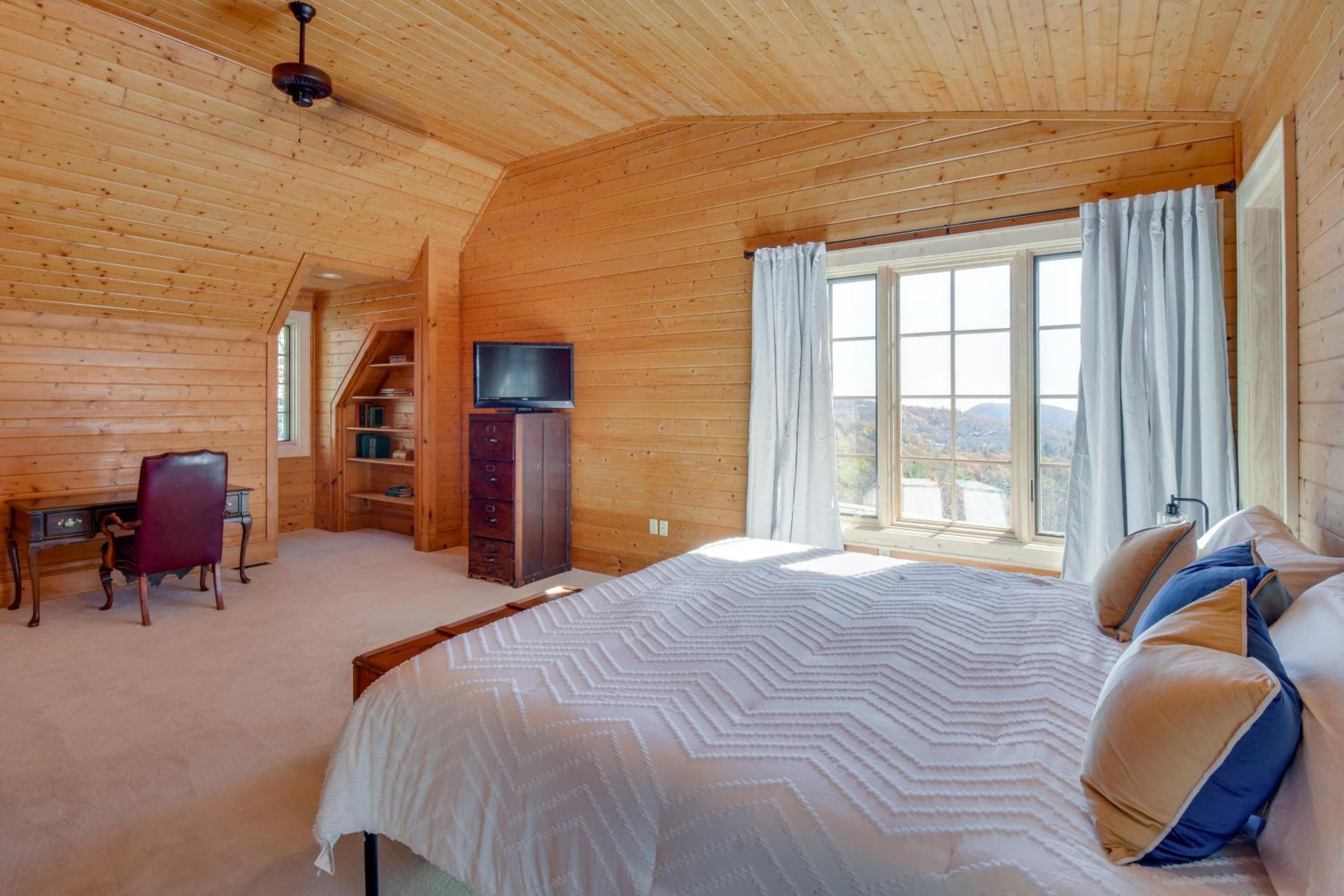 Near Waterfalls Scenic Highlands Group Getaway!
