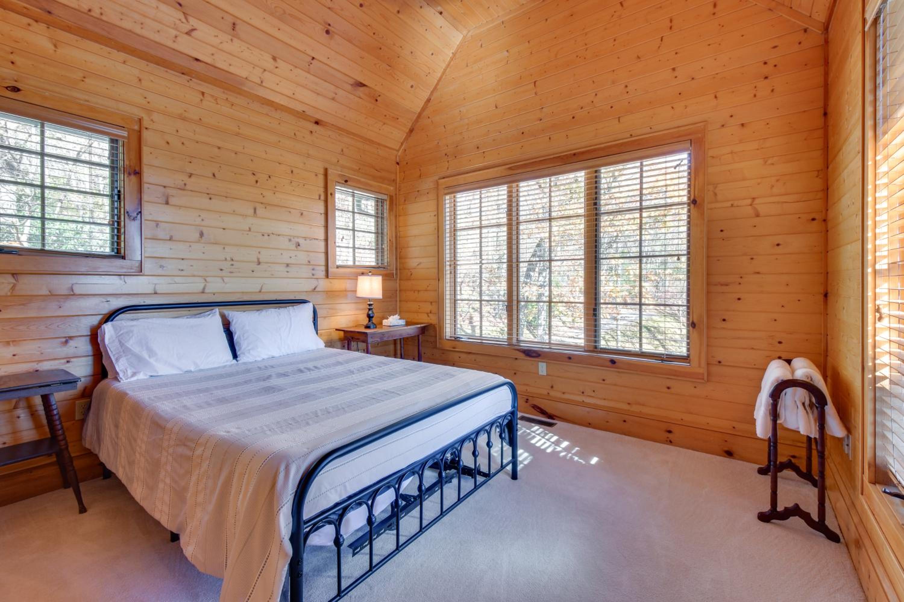 Near Waterfalls Scenic Highlands Group Getaway!