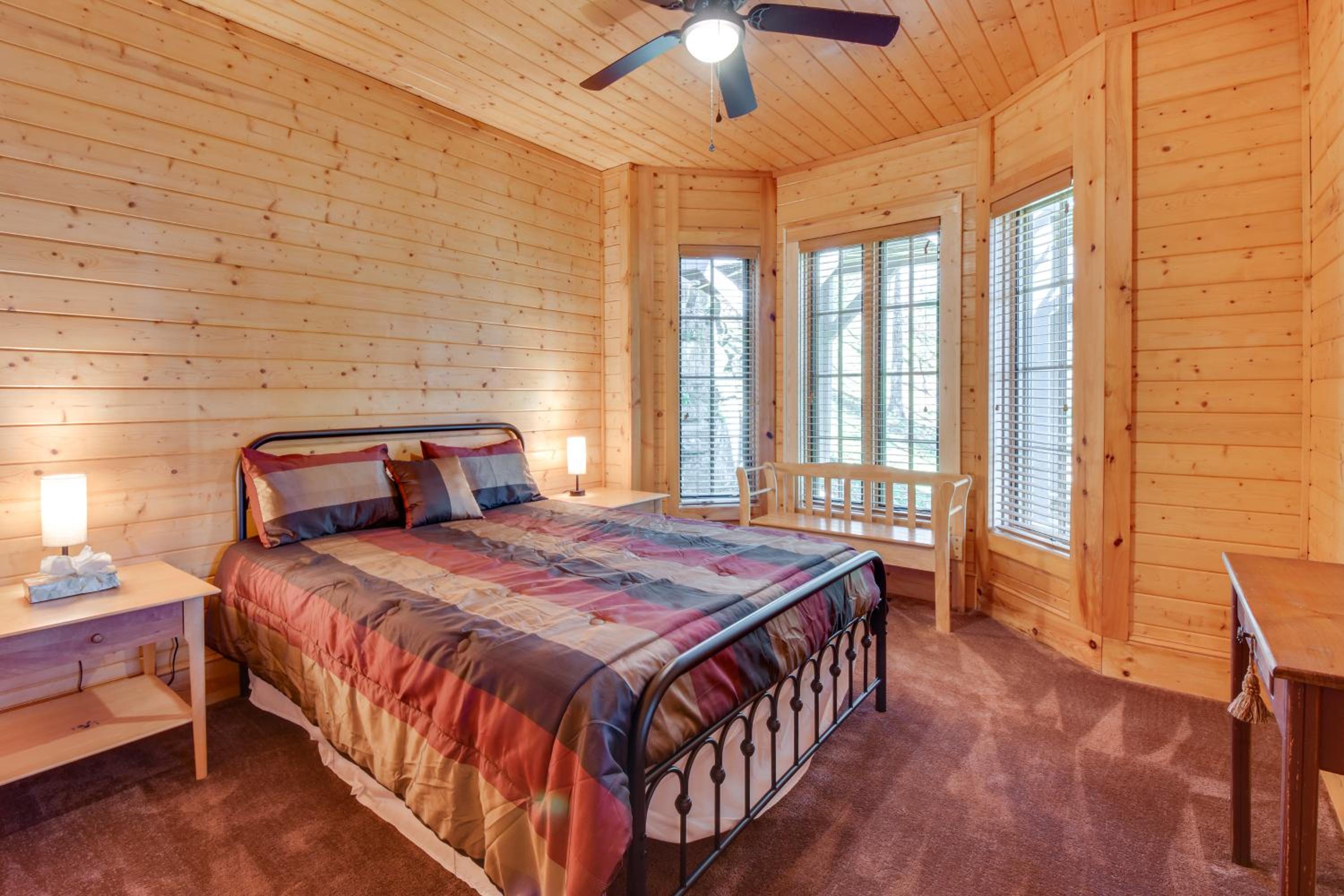Near Waterfalls Scenic Highlands Group Getaway!