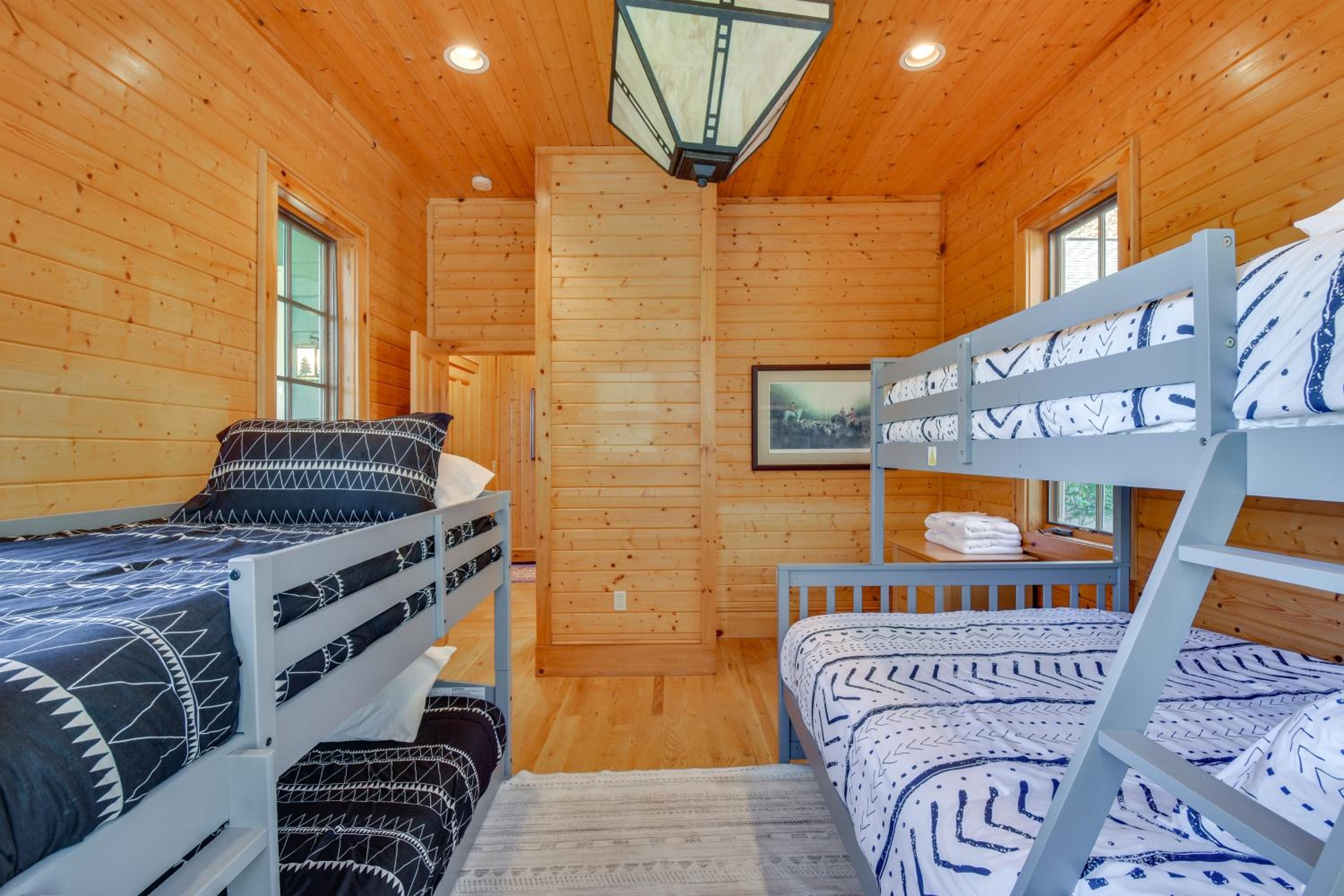 Near Waterfalls Scenic Highlands Group Getaway!