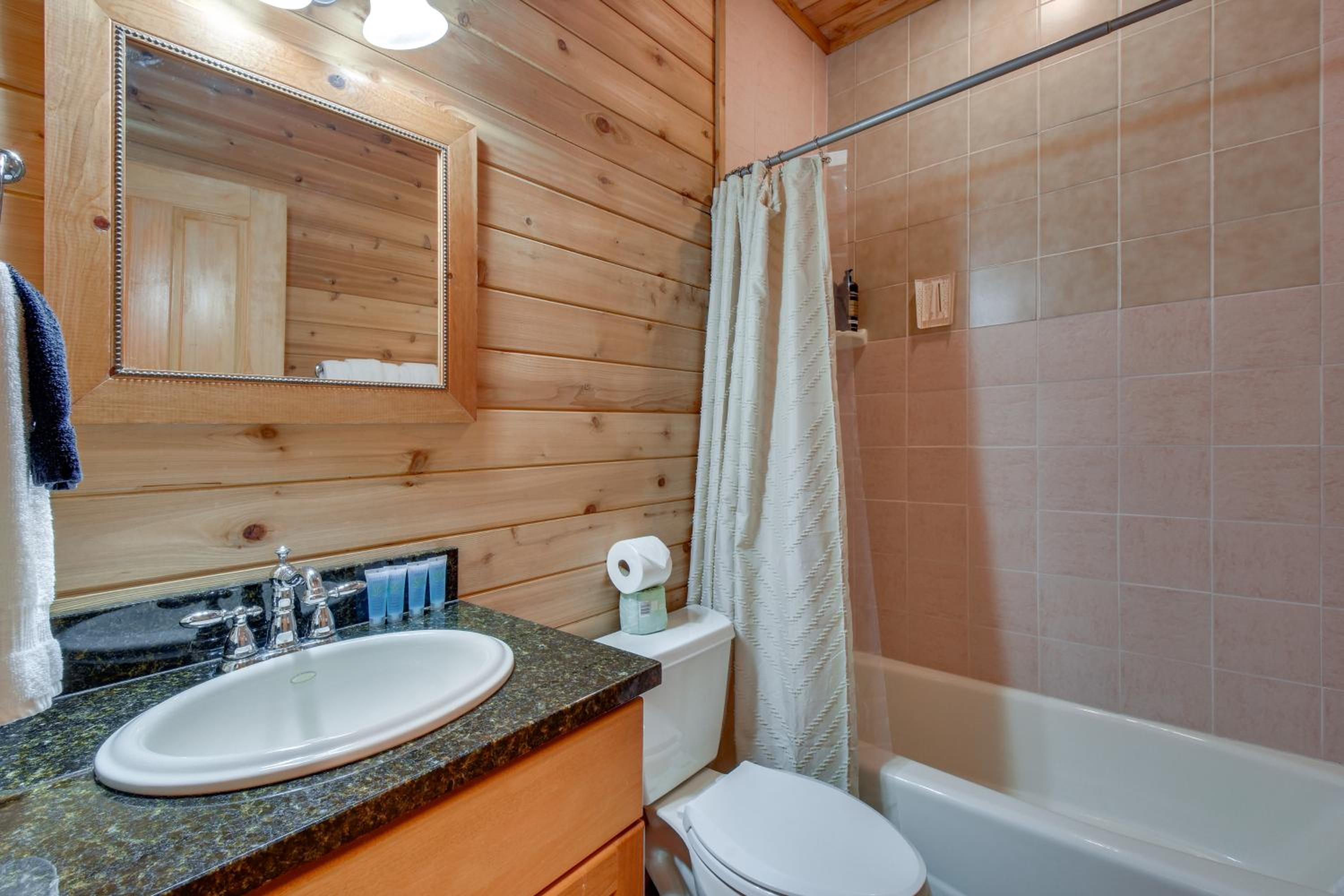 Near Waterfalls Scenic Highlands Group Getaway!