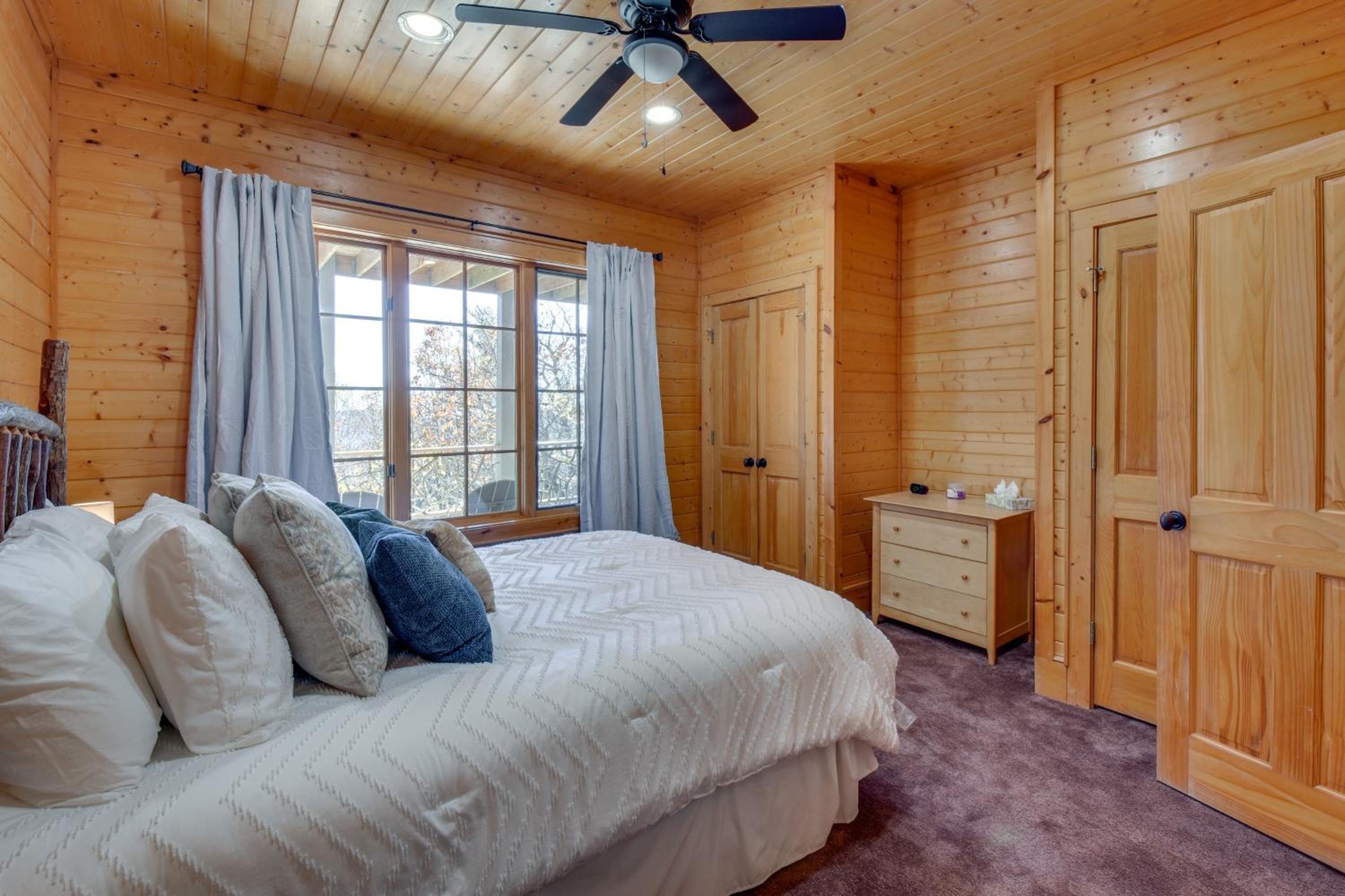 Near Waterfalls Scenic Highlands Group Getaway!