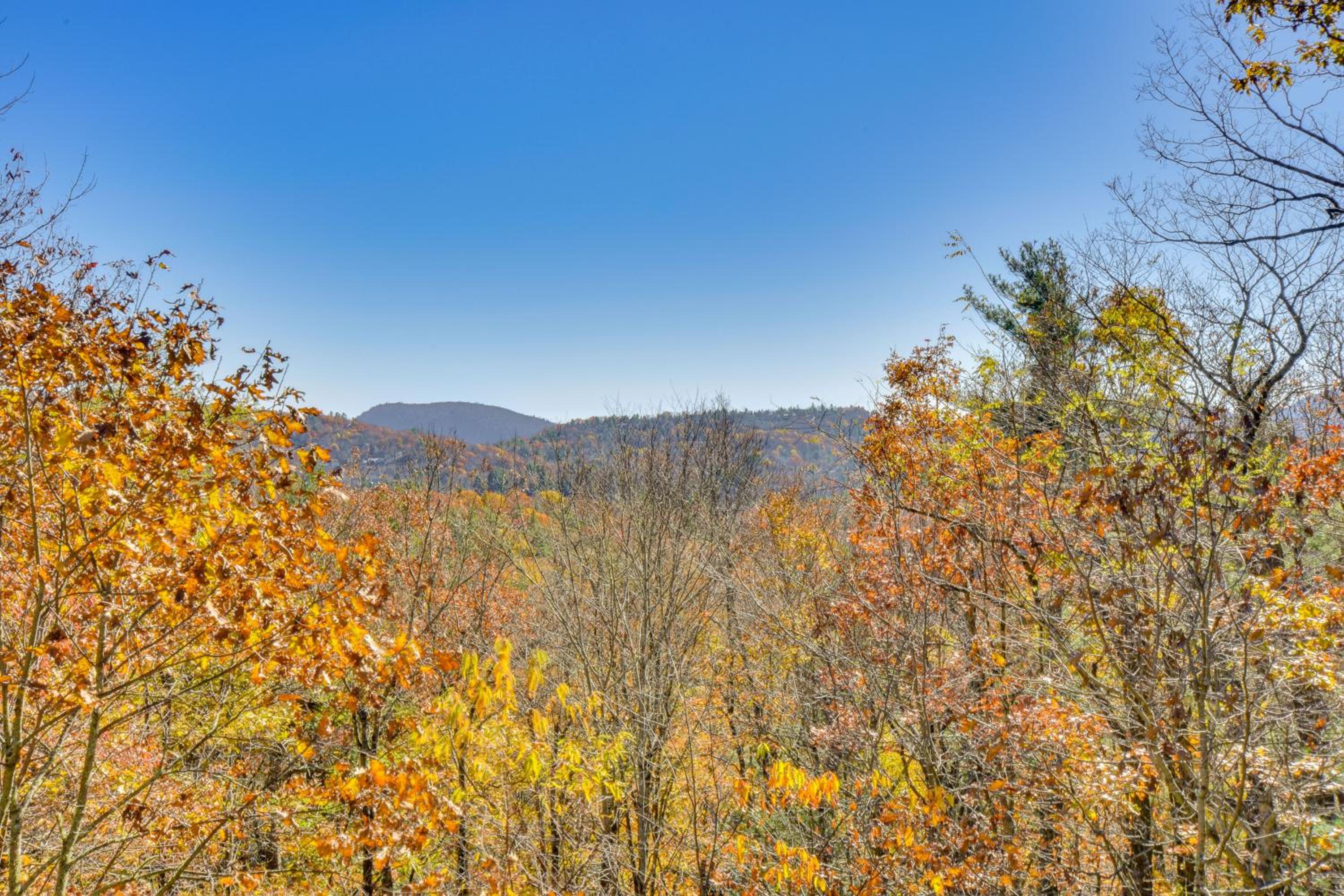 Near Waterfalls Scenic Highlands Group Getaway!