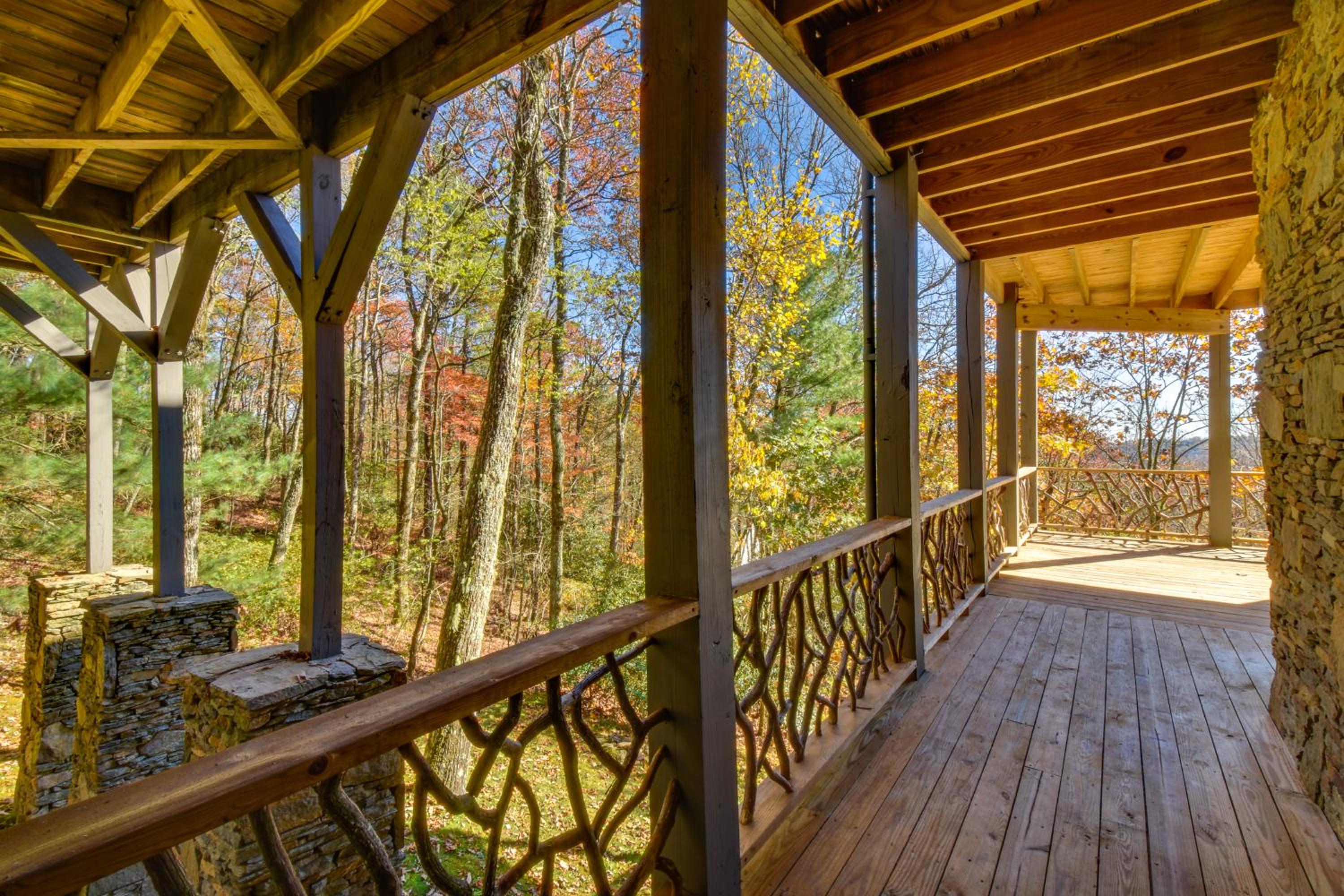 Near Waterfalls Scenic Highlands Group Getaway!