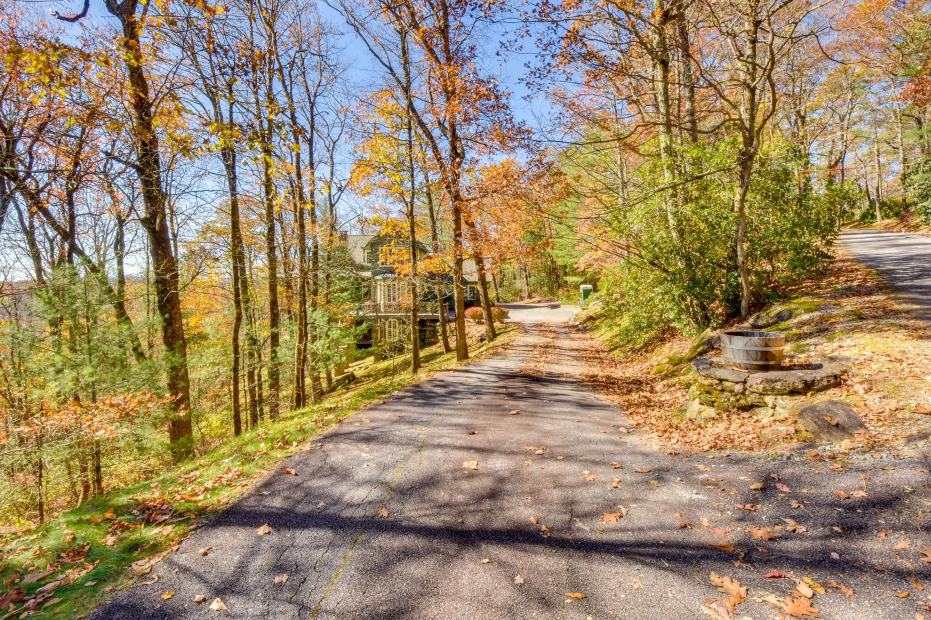 Near Waterfalls Scenic Highlands Group Getaway!