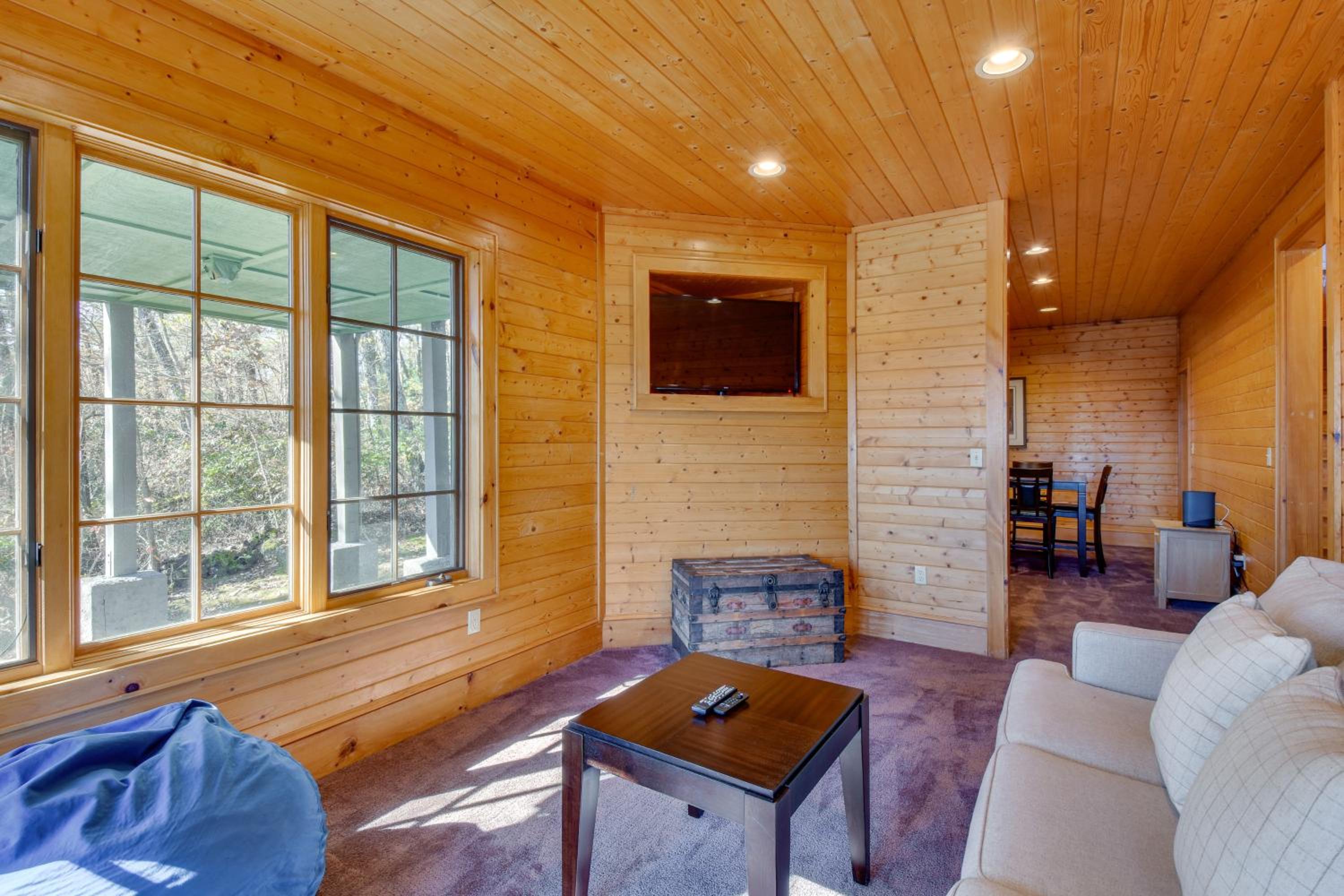 Near Waterfalls Scenic Highlands Group Getaway!