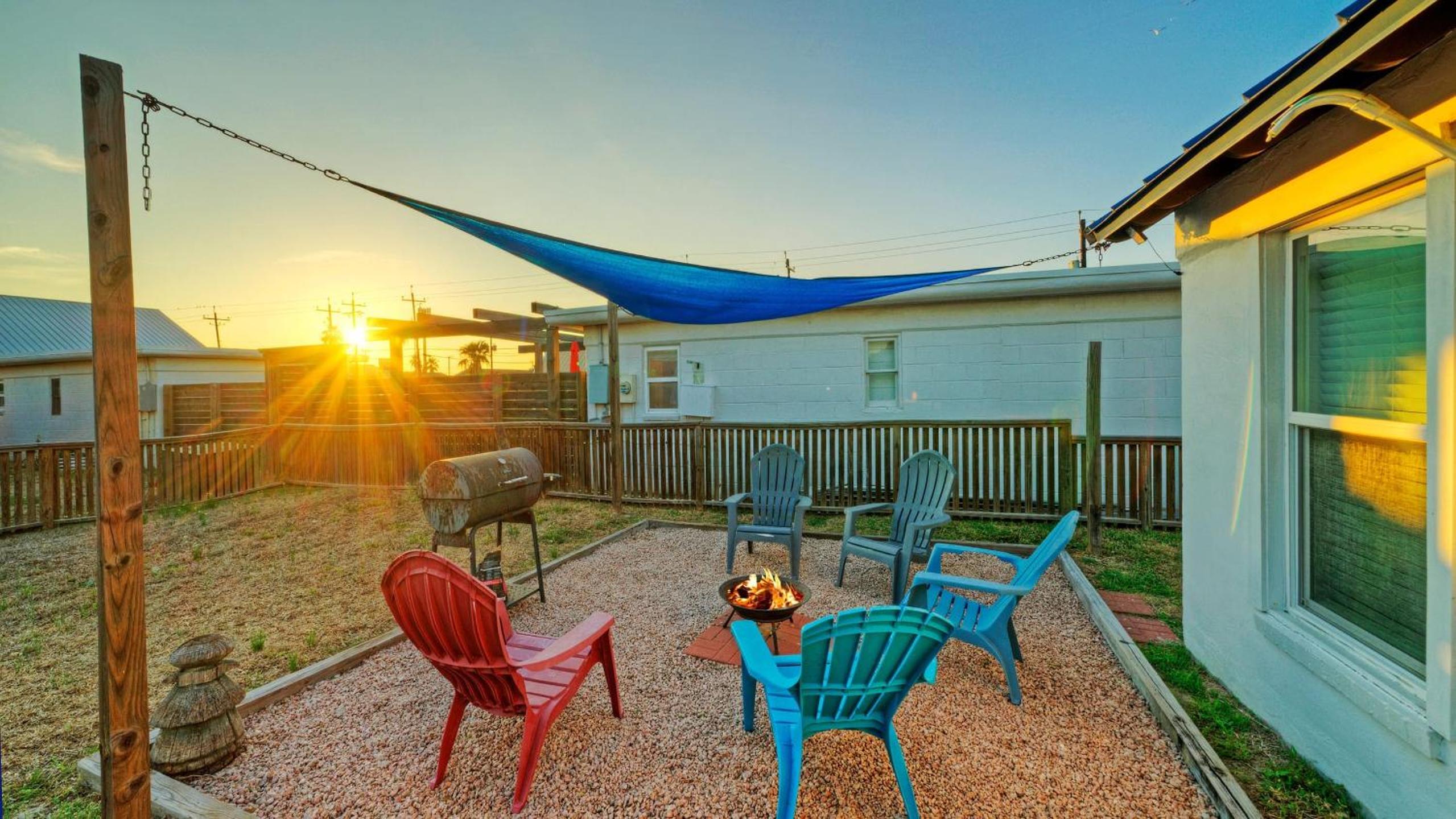 Walk to Alister St Near Dining King Suite w Private Yard Fire Pit Casa Santori by AvantStay