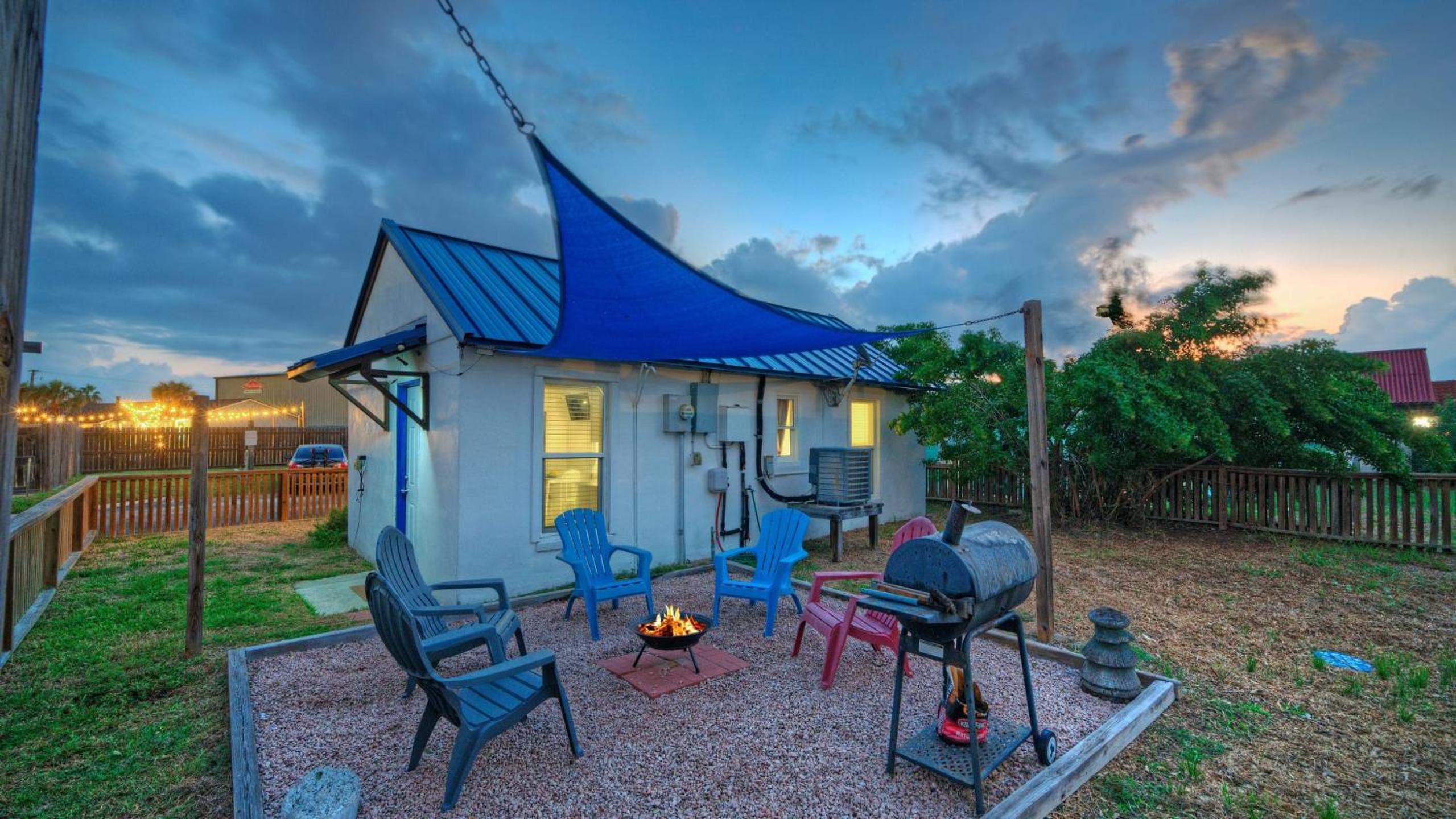 Walk to Alister St Near Dining King Suite w Private Yard Fire Pit Casa Santori by AvantStay