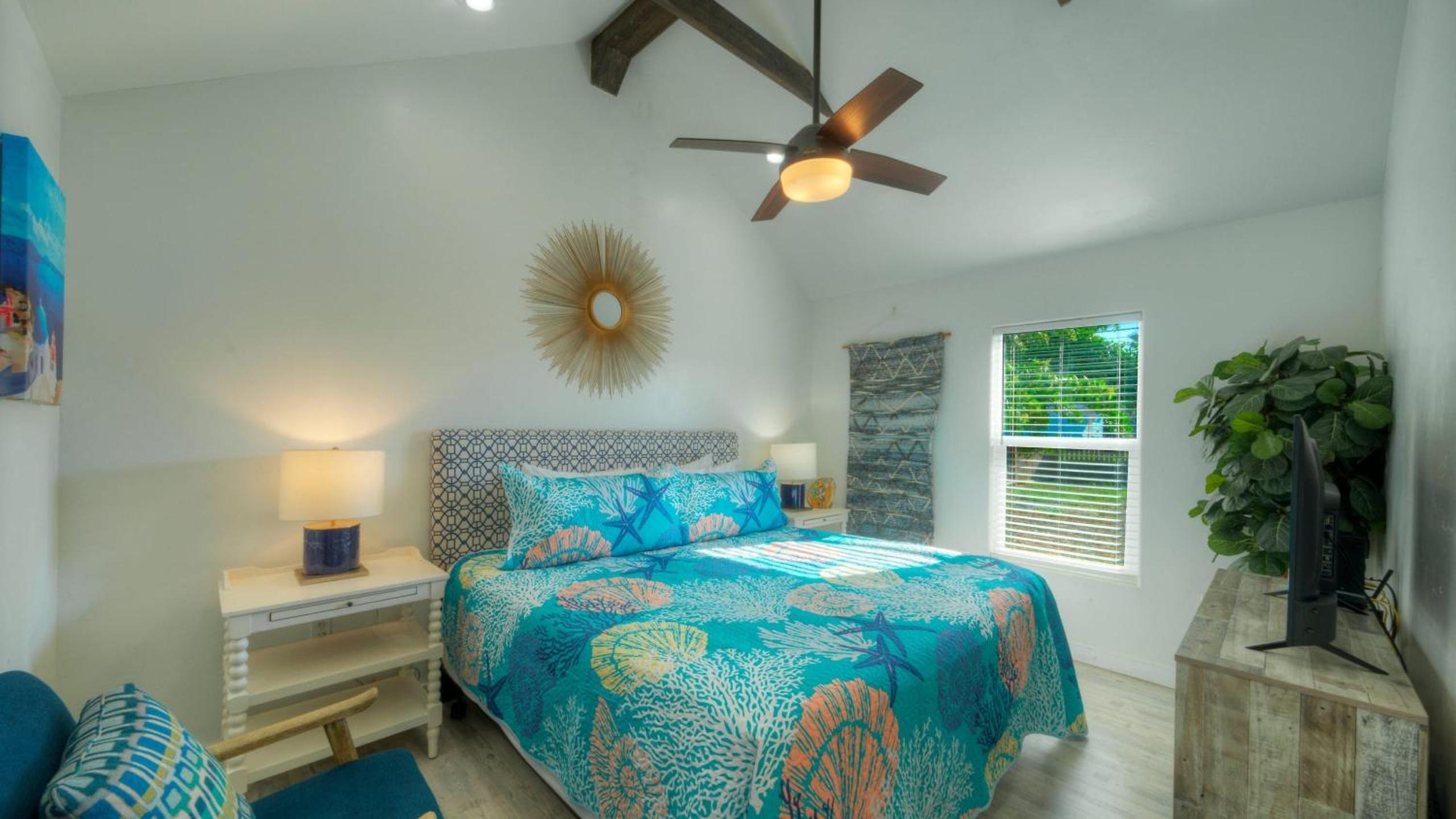 Walk to Alister St Near Dining King Suite w Private Yard Fire Pit Casa Santori by AvantStay