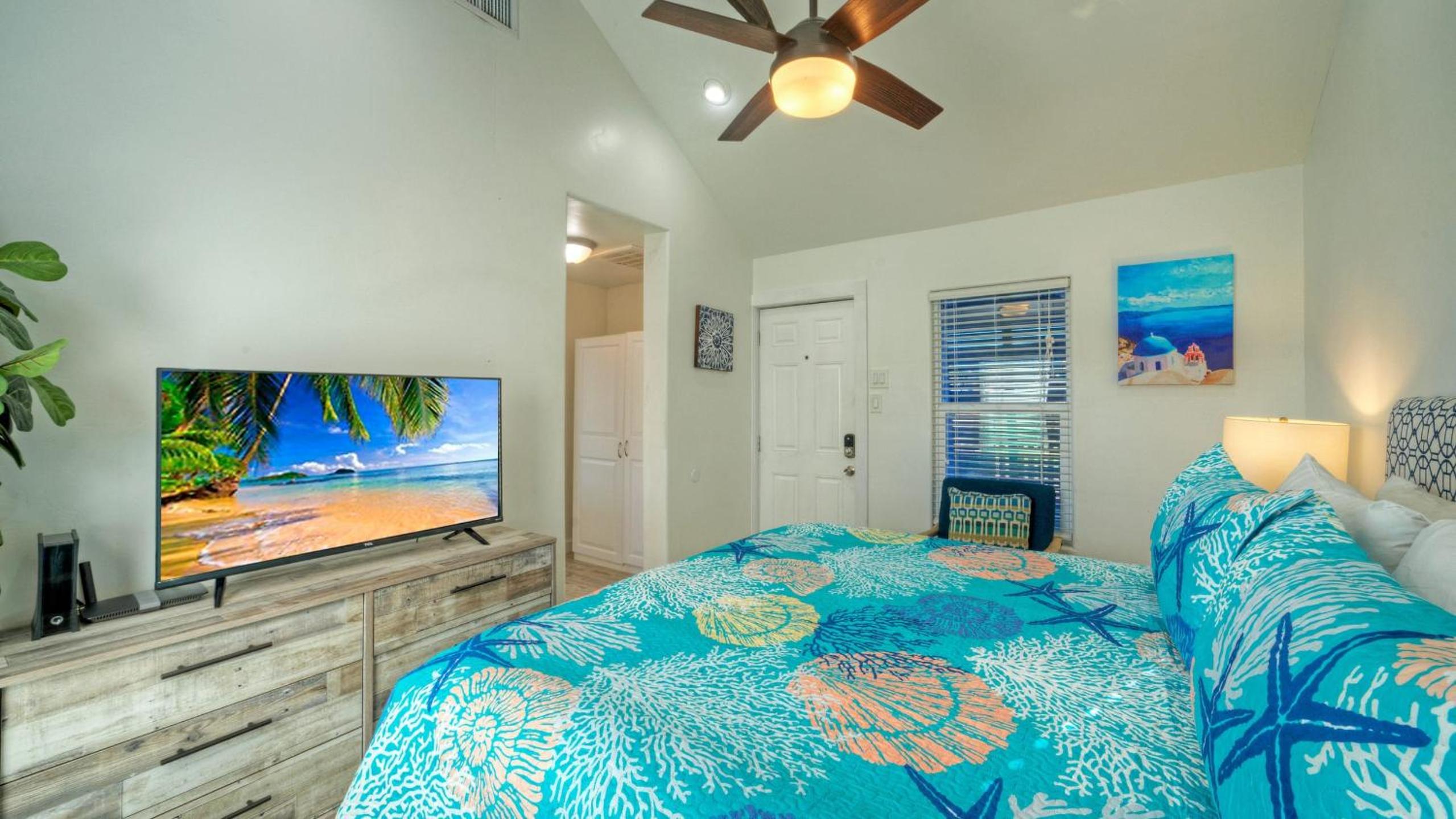 Walk to Alister St Near Dining King Suite w Private Yard Fire Pit Casa Santori by AvantStay
