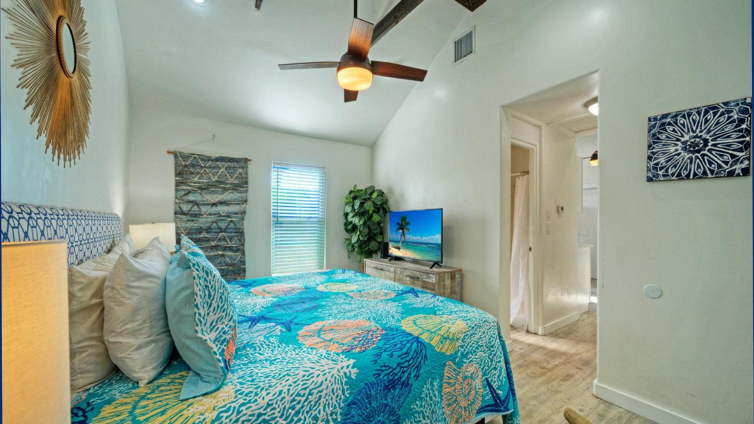Walk to Alister St Near Dining King Suite w Private Yard Fire Pit Casa Santori by AvantStay