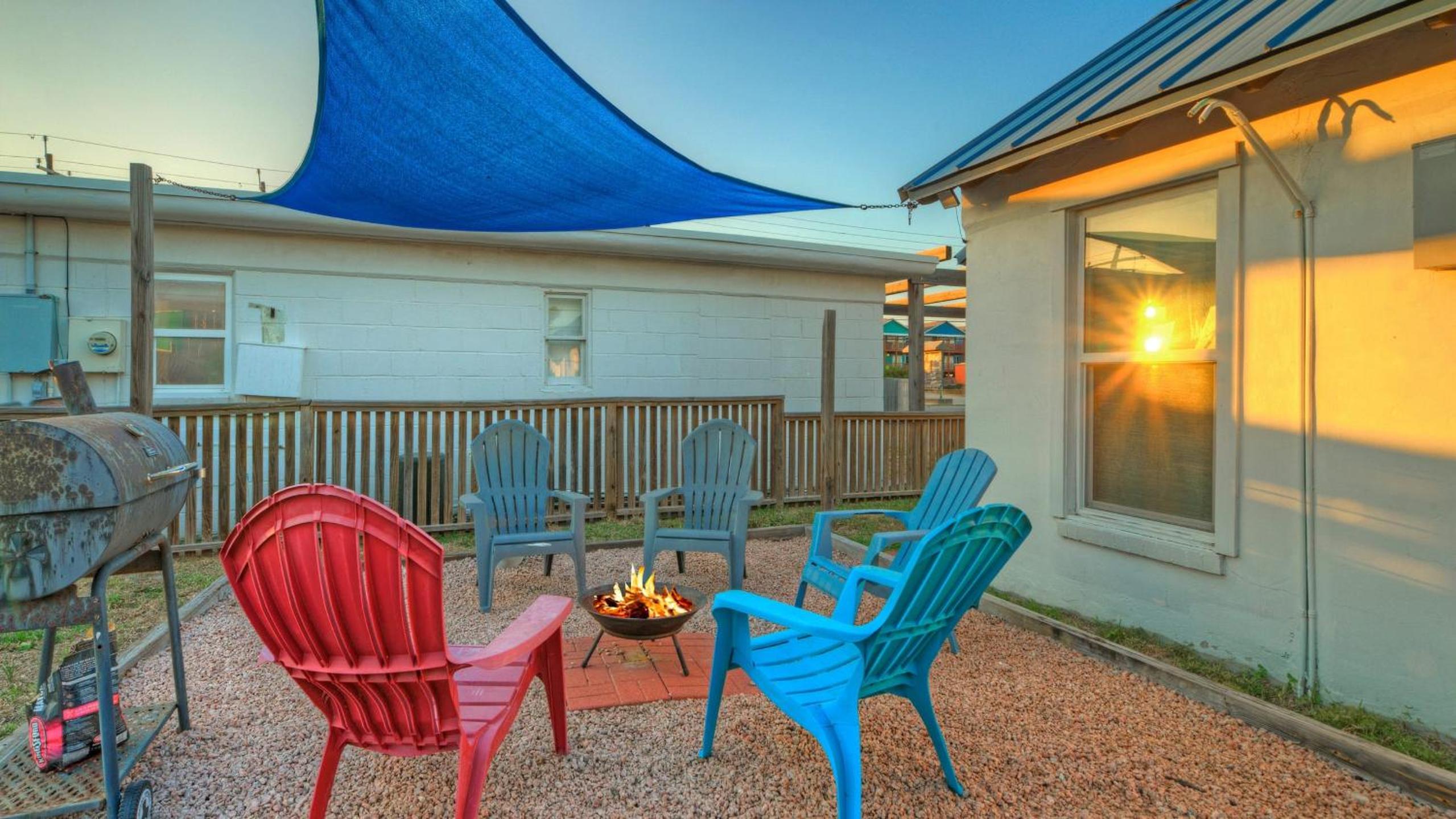 Walk to Alister St Near Dining King Suite w Private Yard Fire Pit Casa Santori by AvantStay