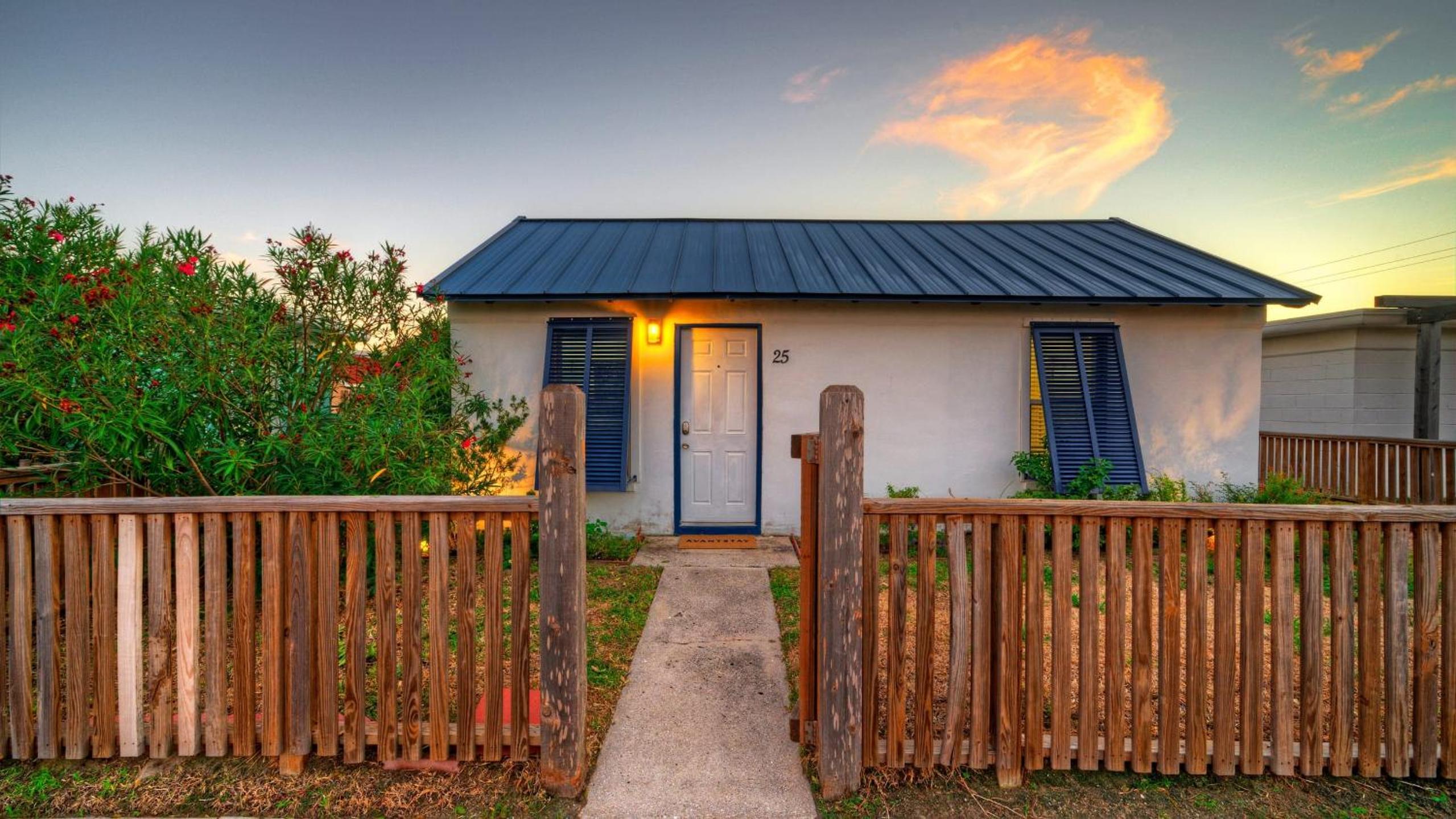 Walk to Alister St Near Dining King Suite w Private Yard Fire Pit Casa Santori by AvantStay