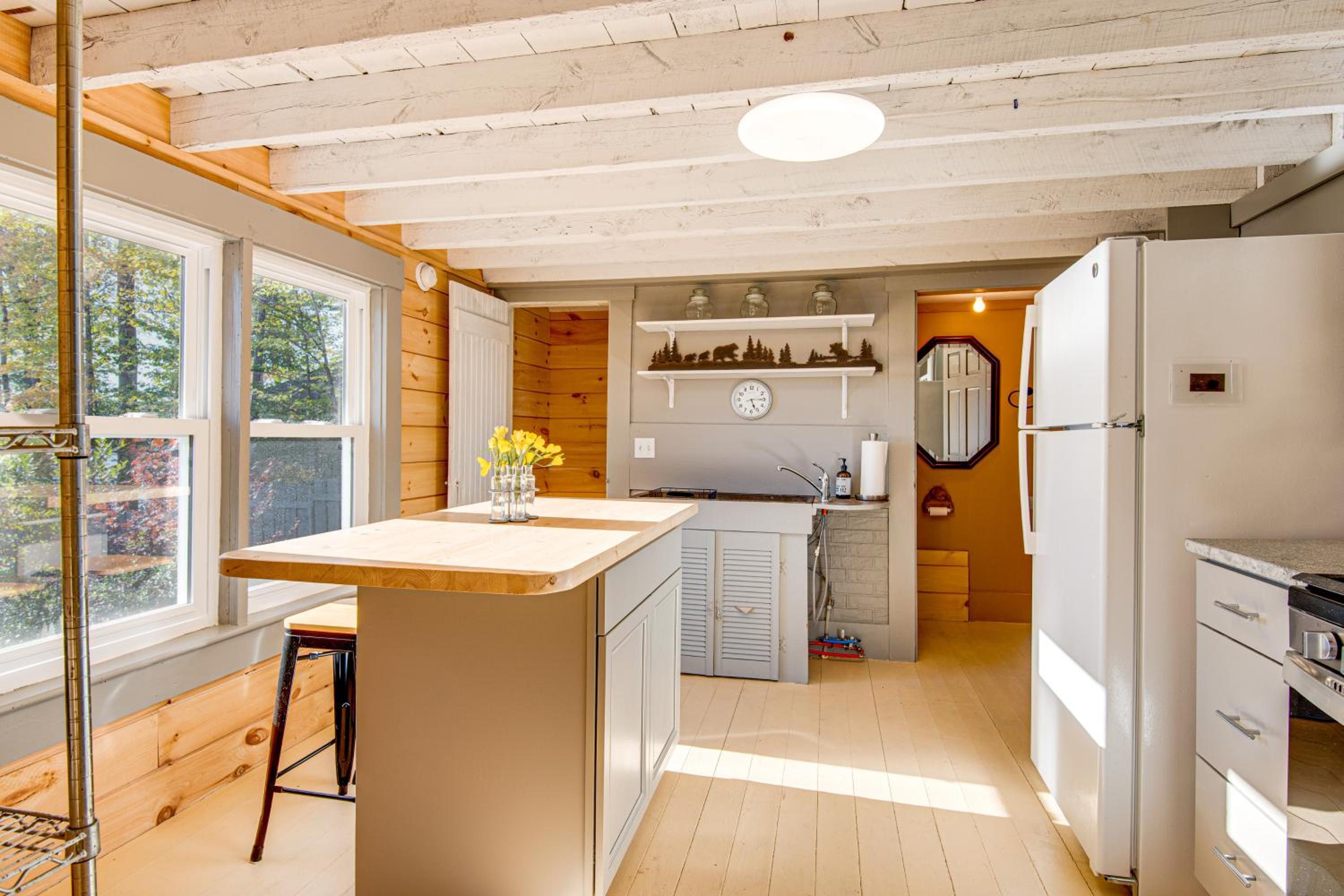 Direct Lake Access! Quiet Waukewan Retreat