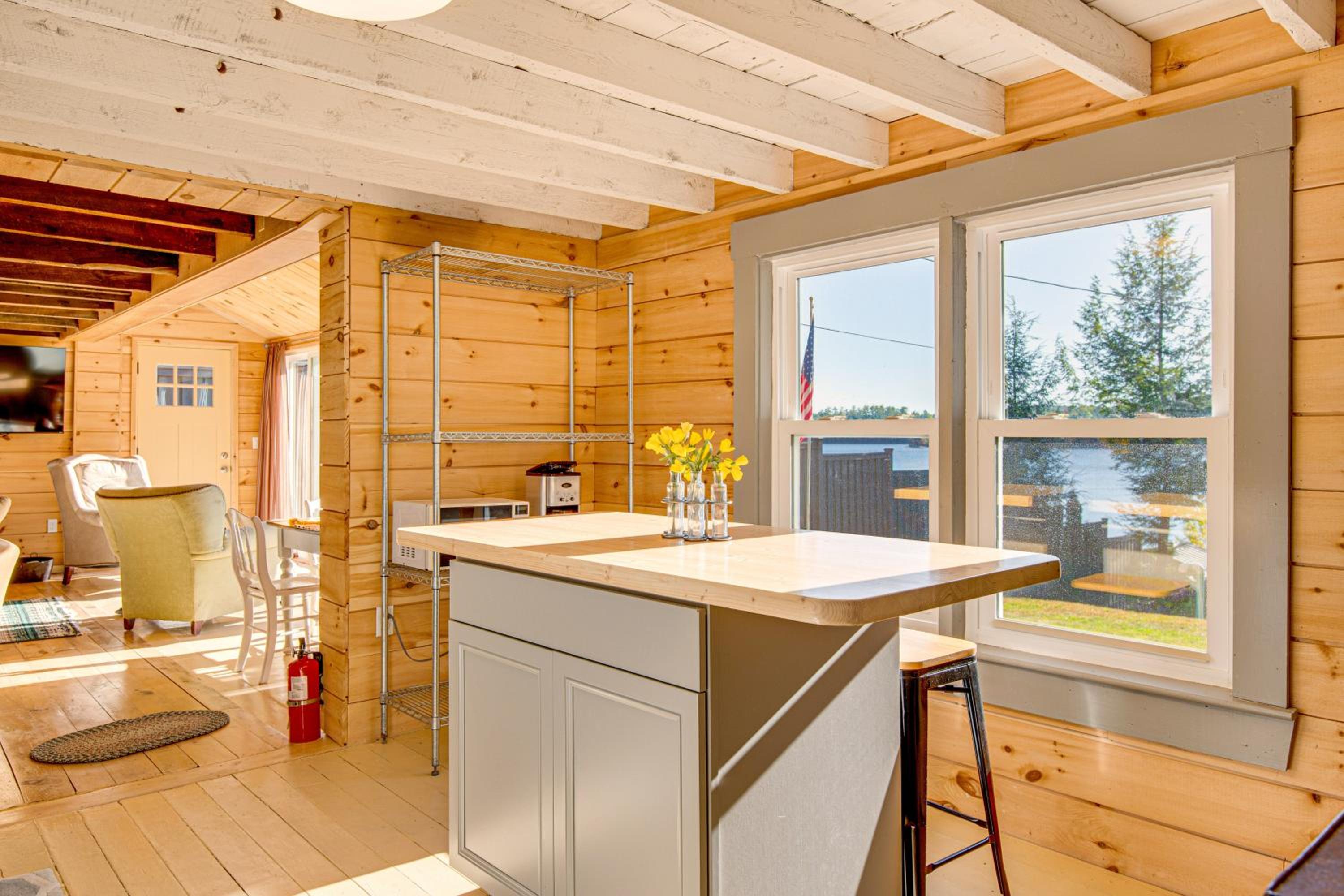 Direct Lake Access! Quiet Waukewan Retreat
