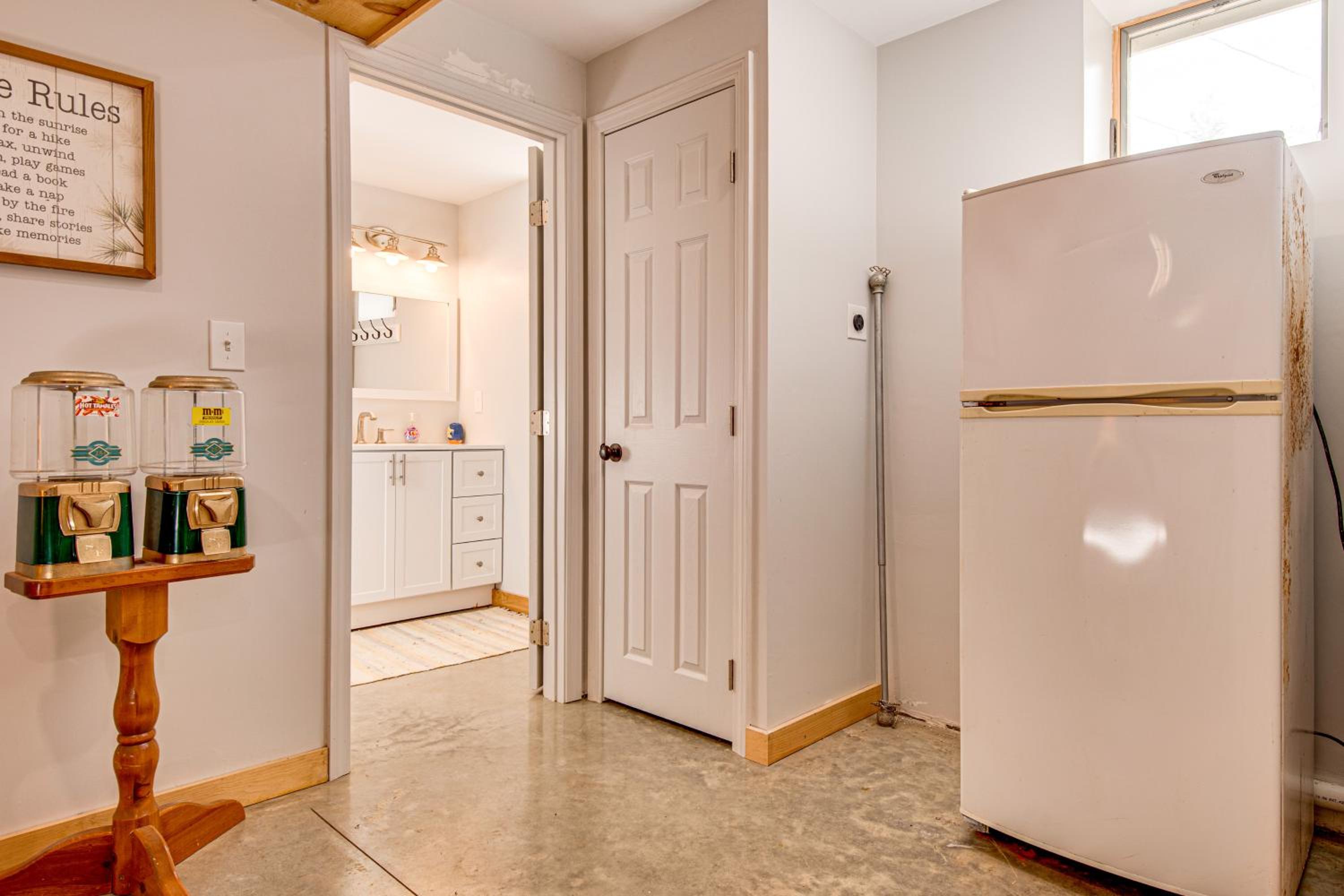 Direct Lake Access! Quiet Waukewan Retreat
